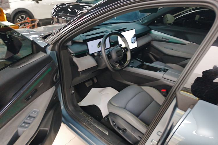 Used Lynk & Co 08 EM-P 2025 220 km All-Wheel-Drive Performance Halo
