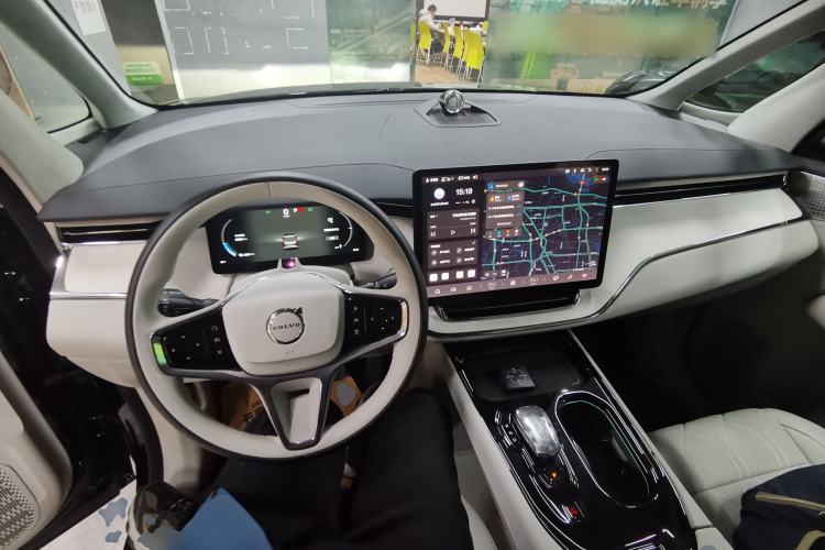 Used Volvo EM90 2025 Ultra Six-Seater
