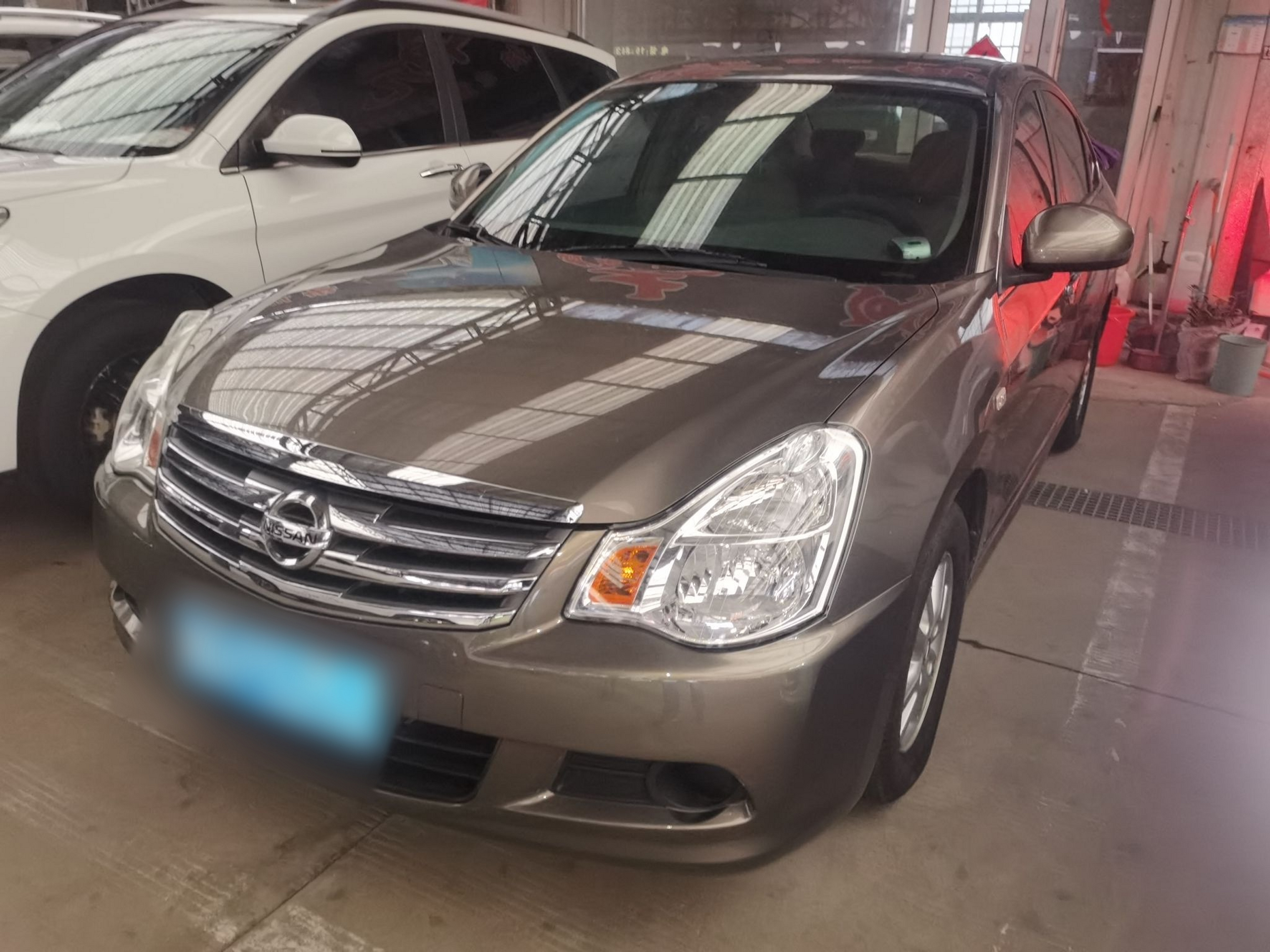 تحت مقدمة السيارة