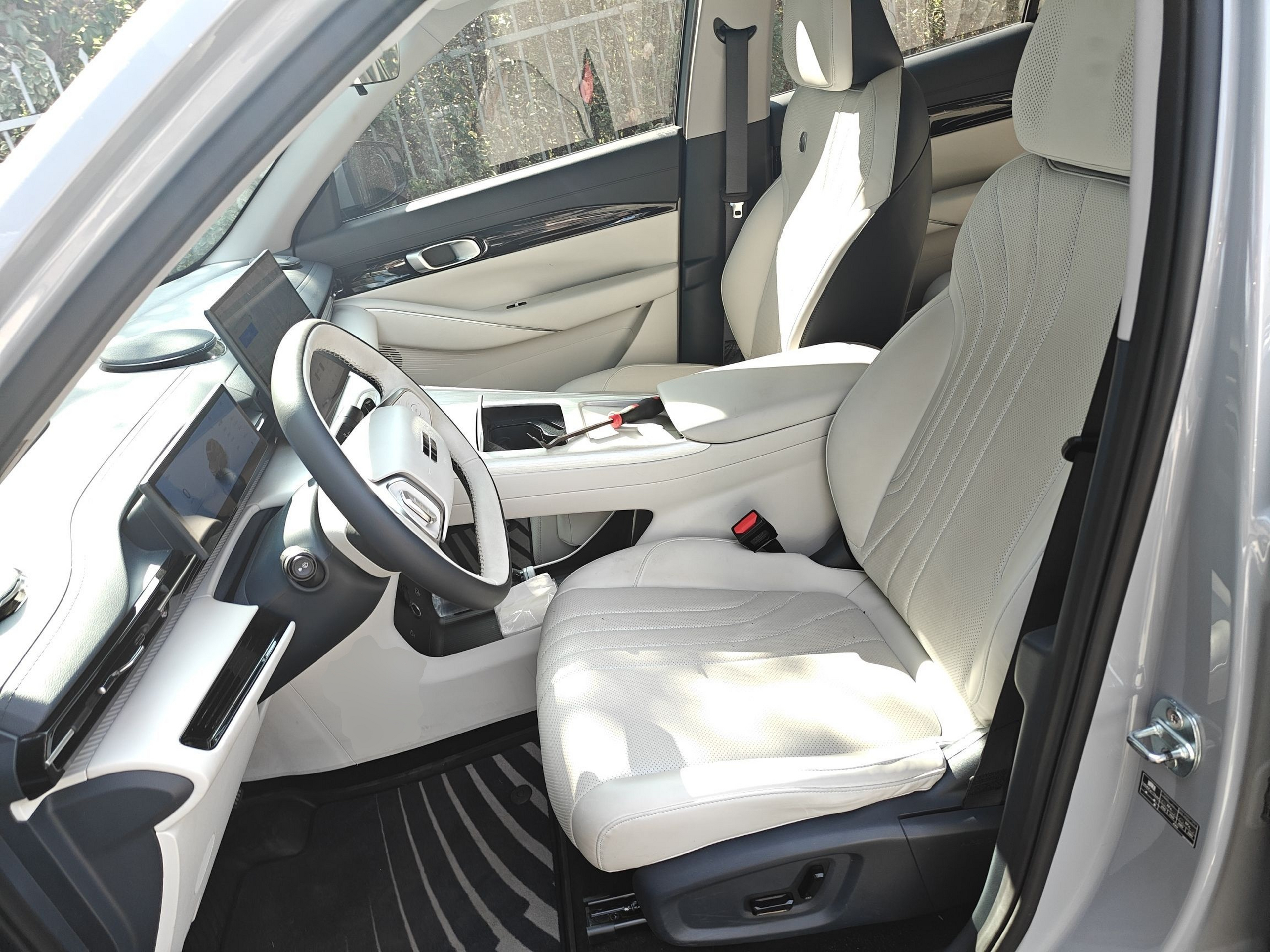 المقاعد الأمامية داخل السيارة