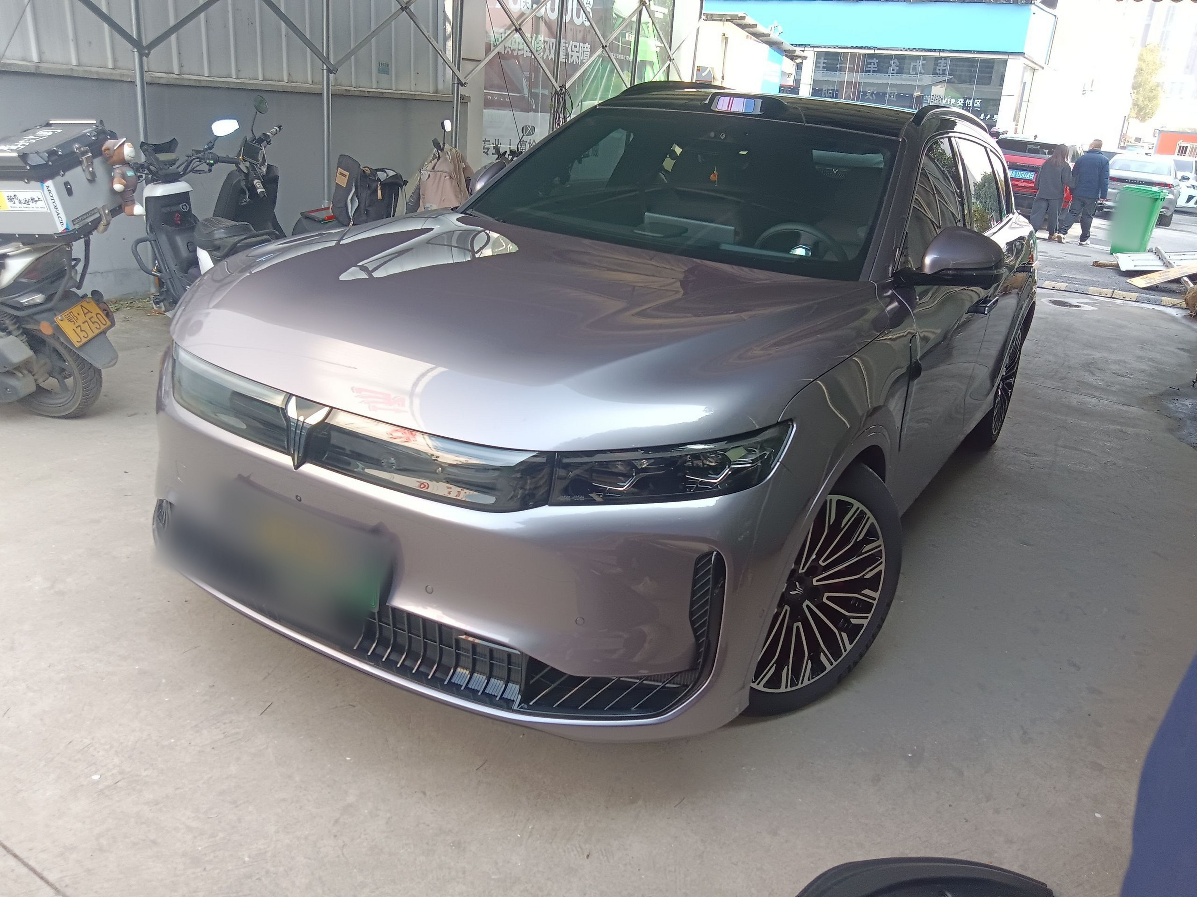 تحت مقدمة السيارة