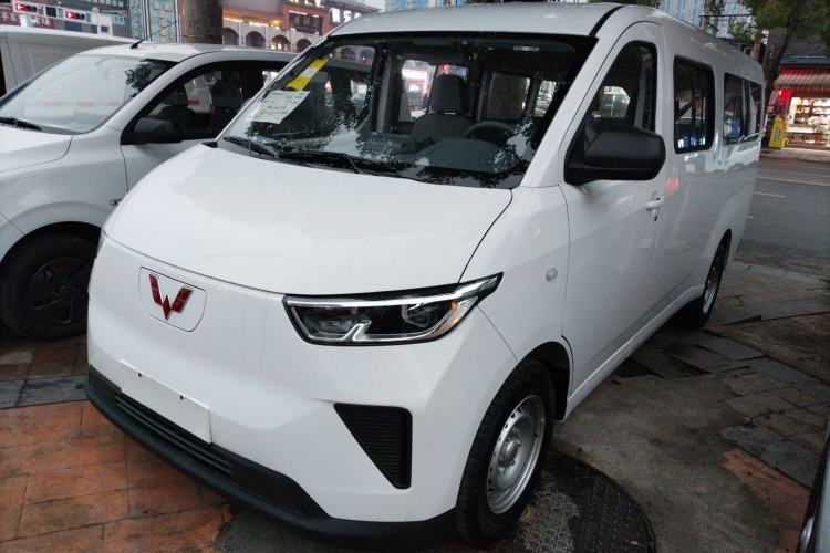 Used Wuling Yangguang 2024 300KM Comfort Version Passenger Van 75kW
