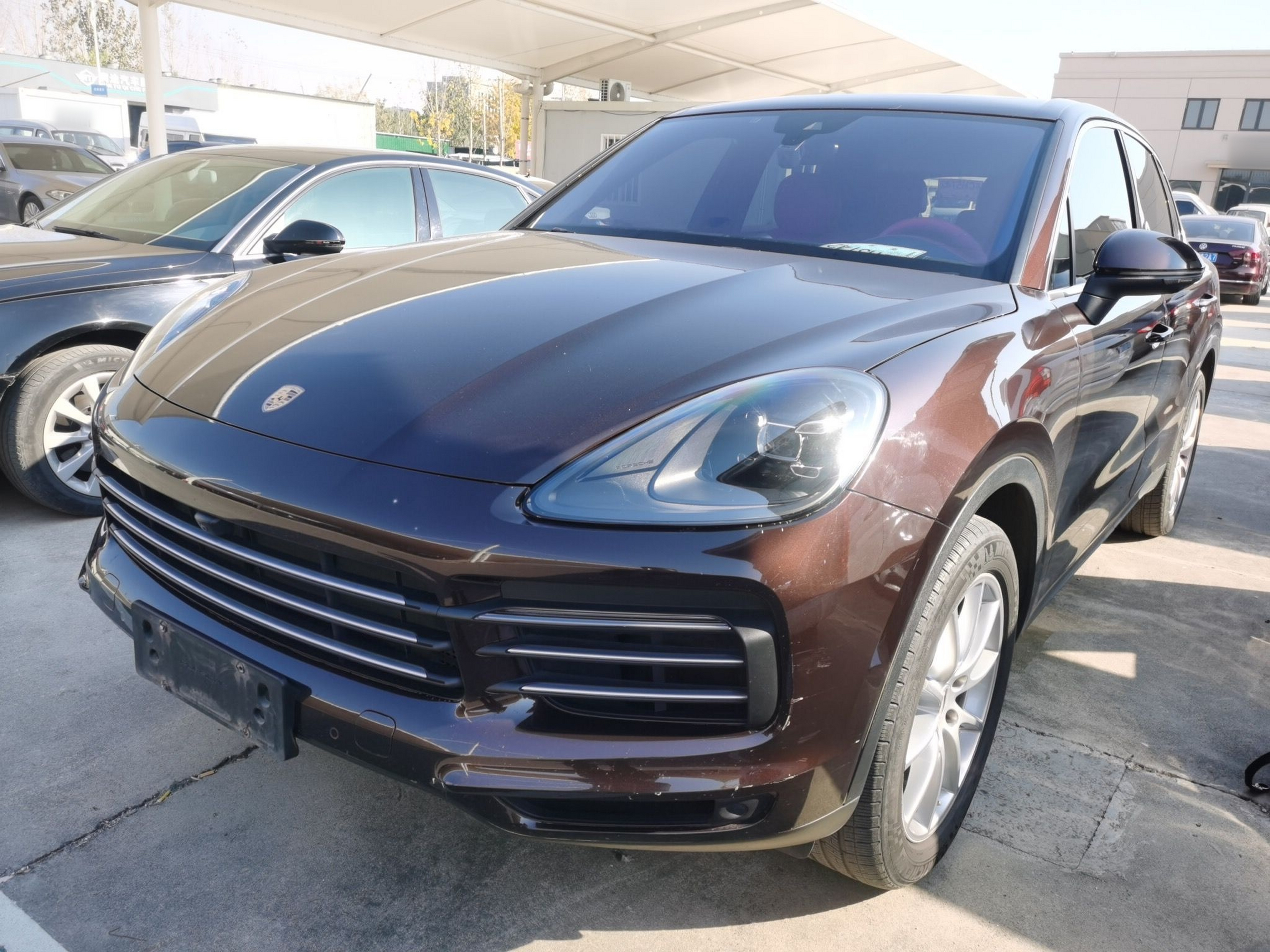 تحت مقدمة السيارة