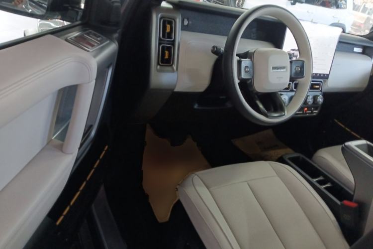 Used  V23 2025 401 Two-Wheel Drive Intelligent Driving Version
