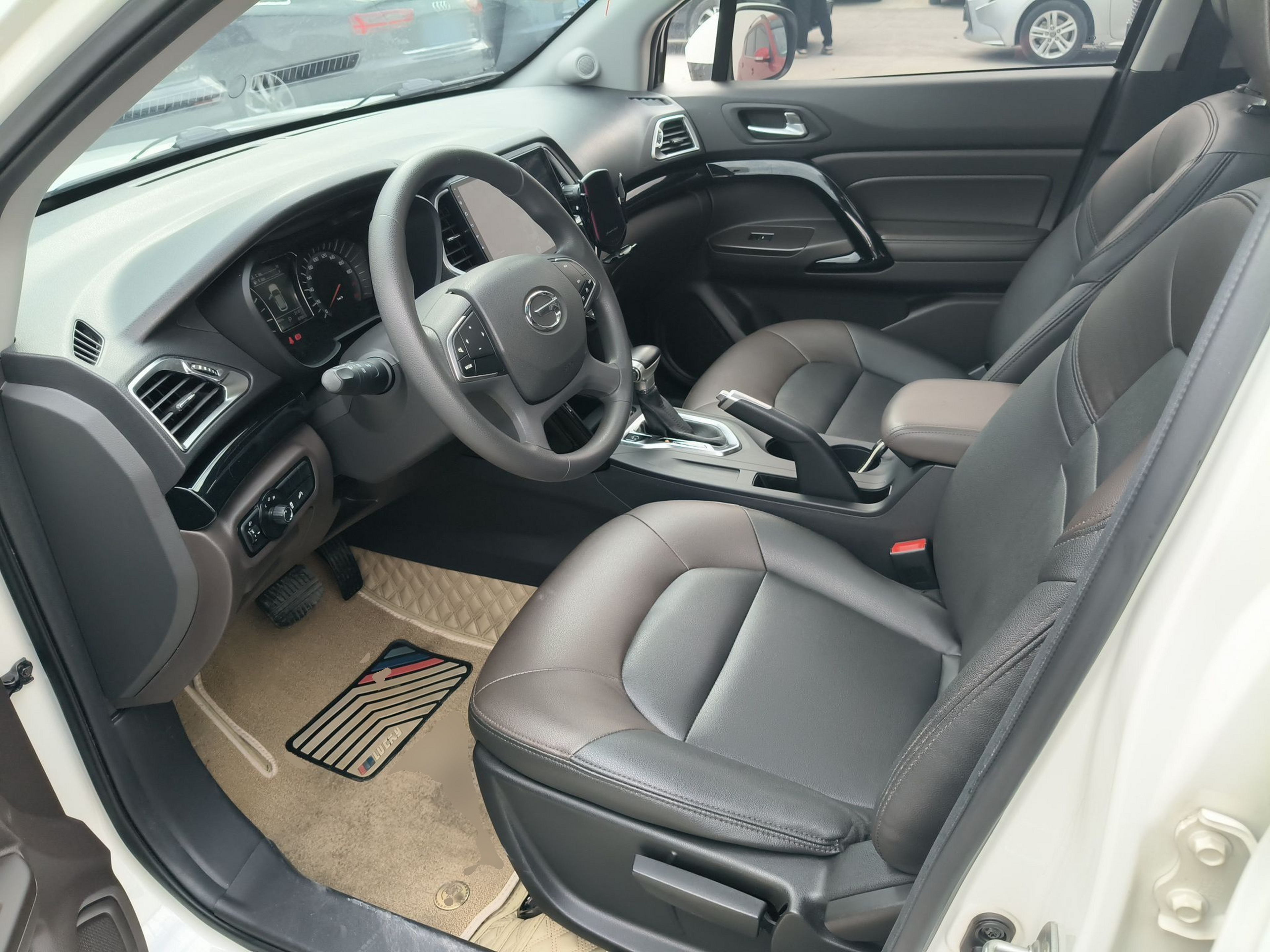 Переднее сиденье в автомобиле