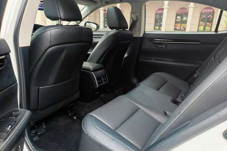 Used Lexus ES 2014 300h Elite Edition
