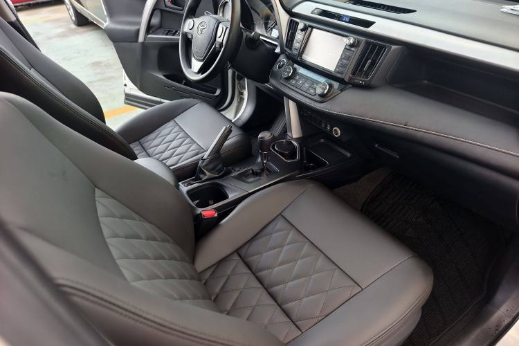 Used Toyota RAV4 2016 2.0L CVT Two-Wheel Drive Fashion Edition China V Standard
