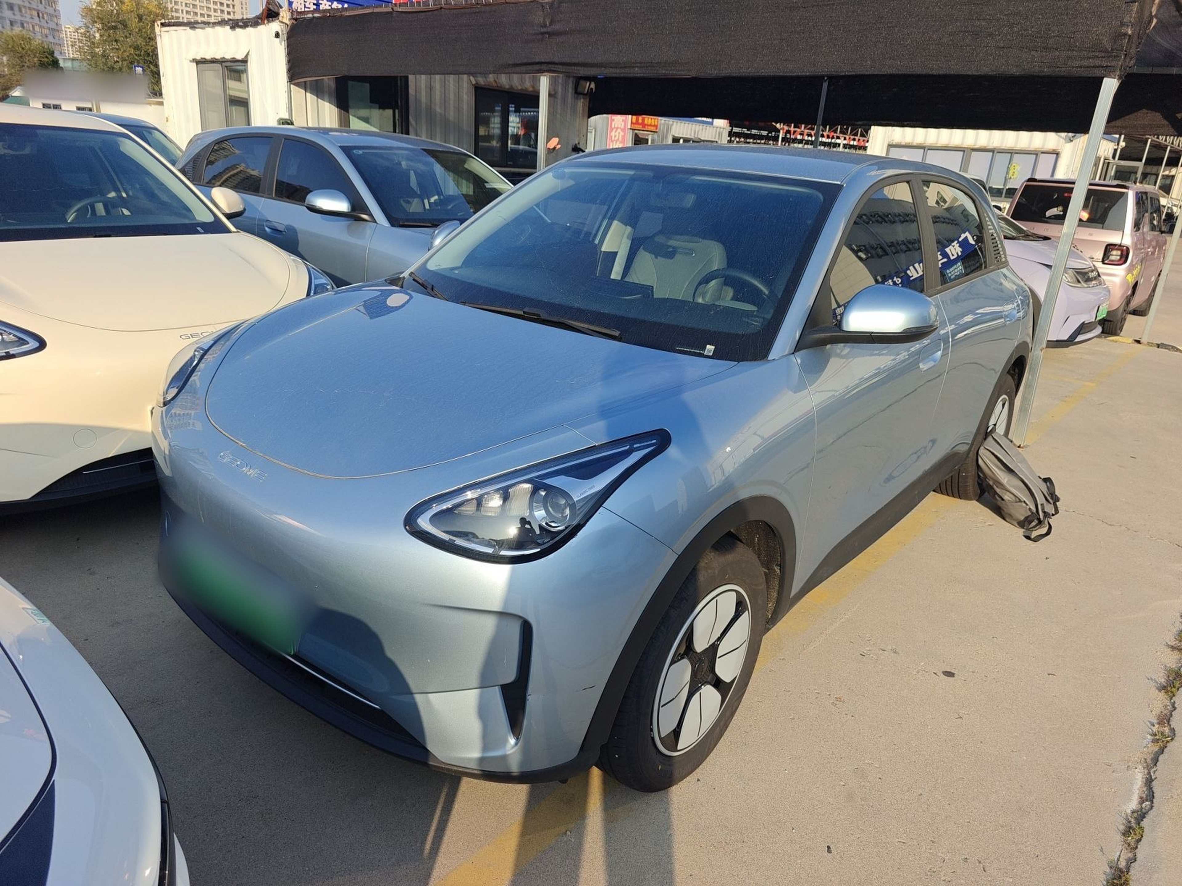 تحت مقدمة السيارة