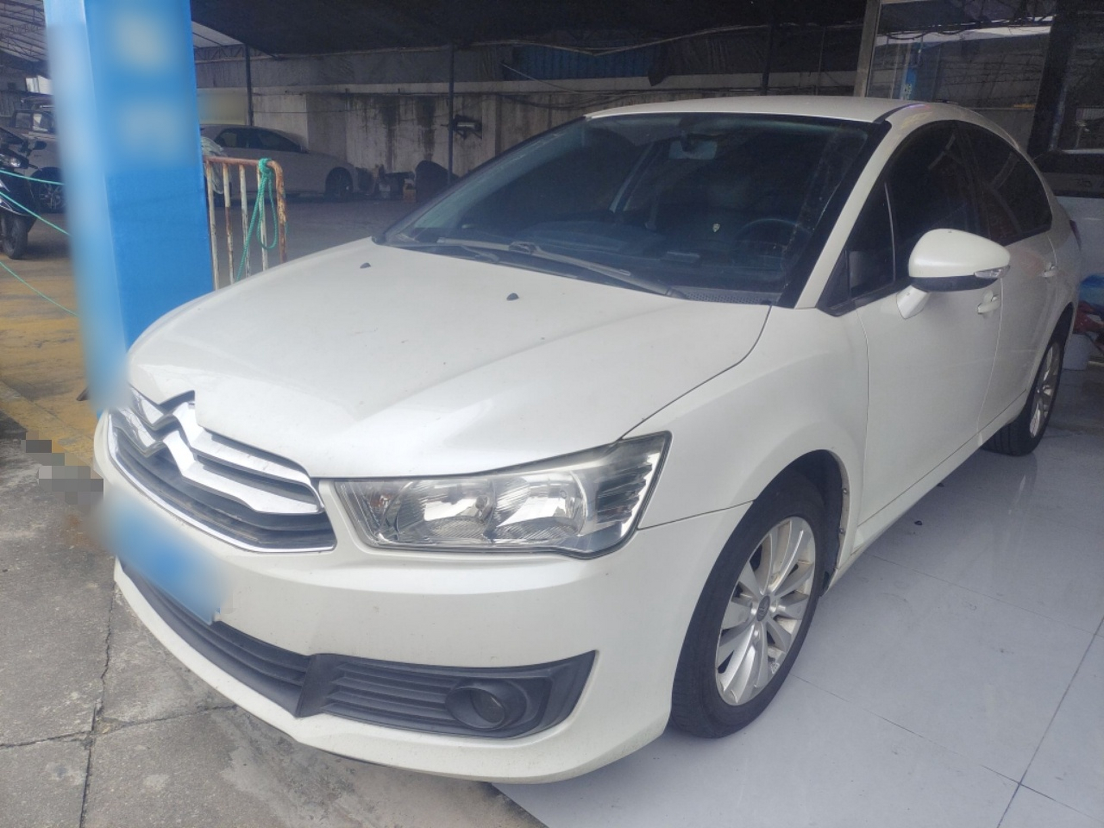 Под передней частью автомобиля