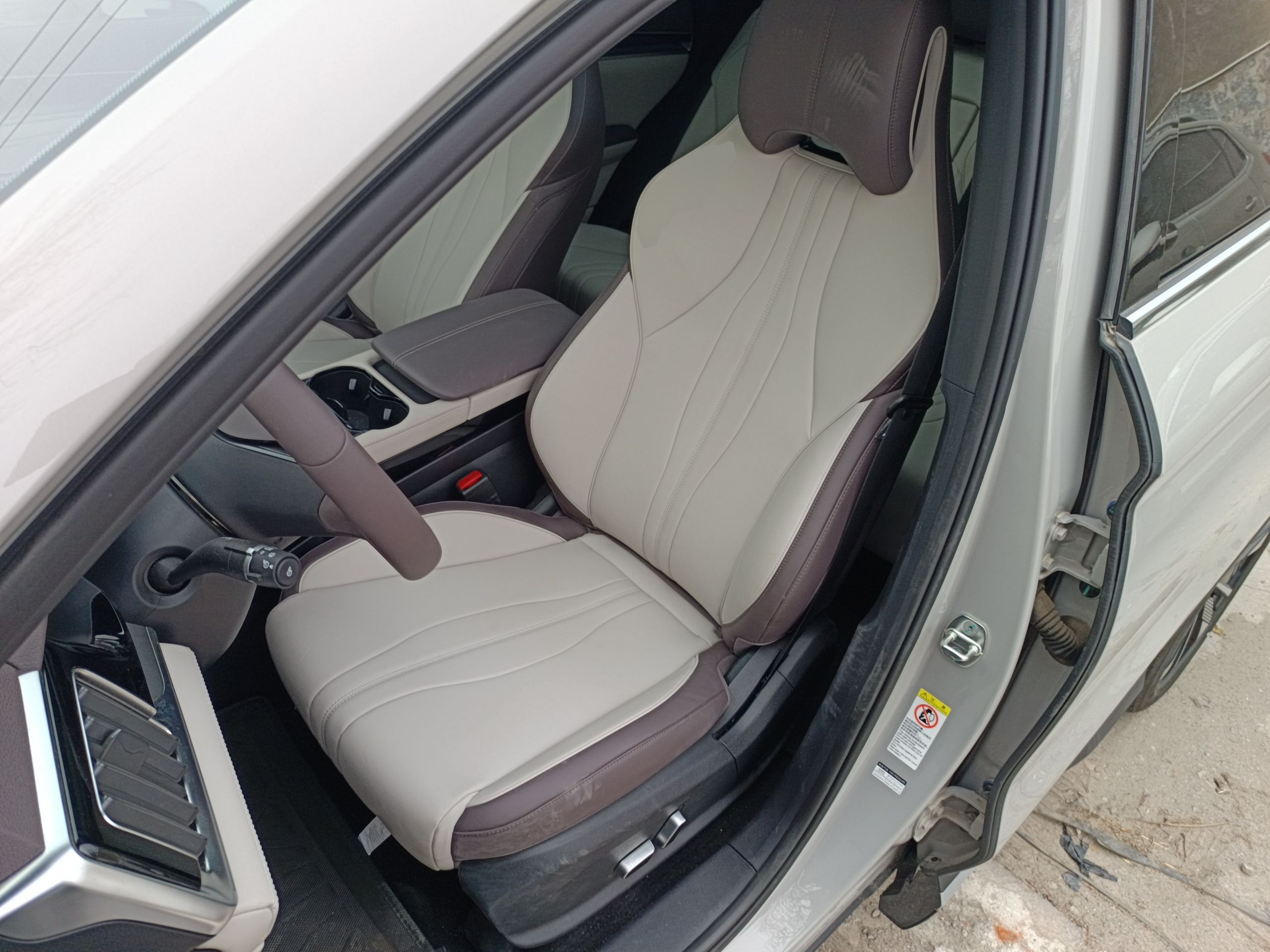 Переднее сиденье в автомобиле