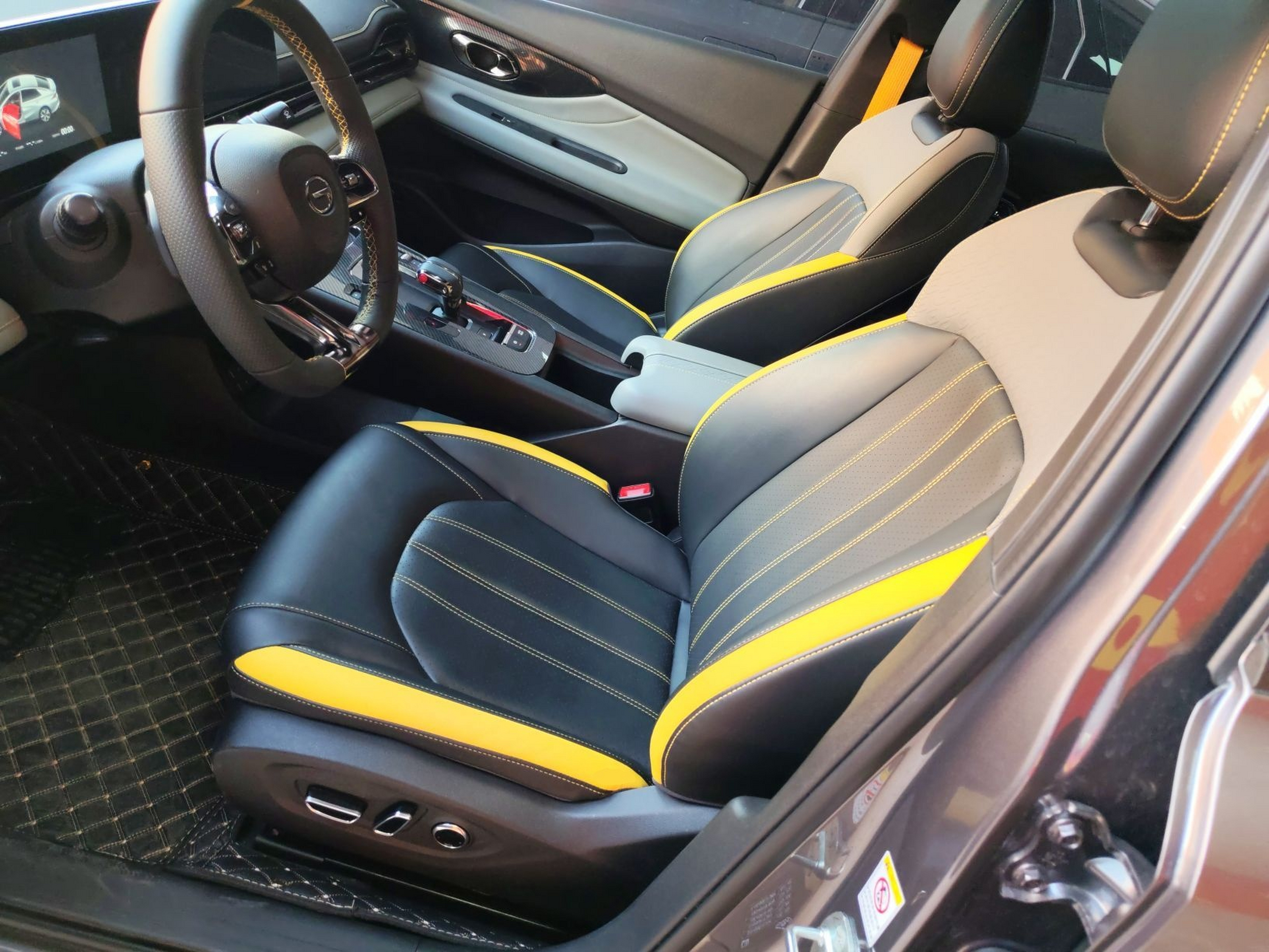 المقاعد الأمامية داخل السيارة