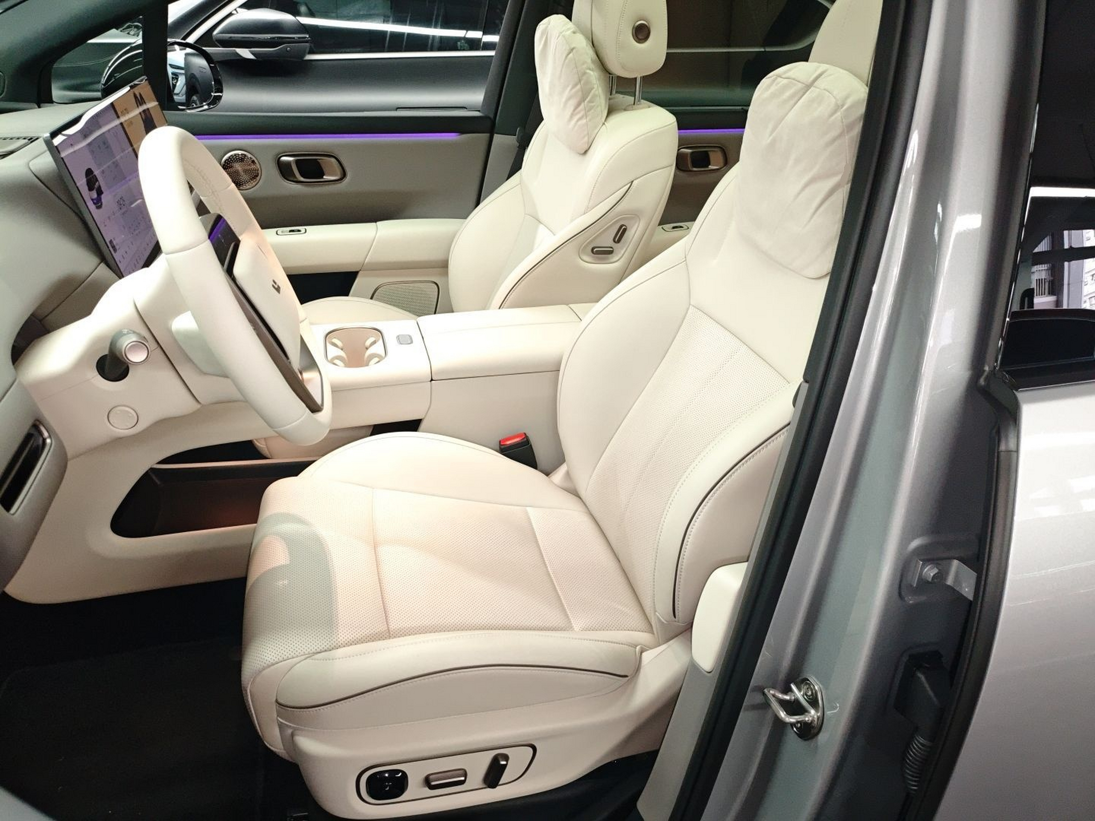 Переднее сиденье в автомобиле