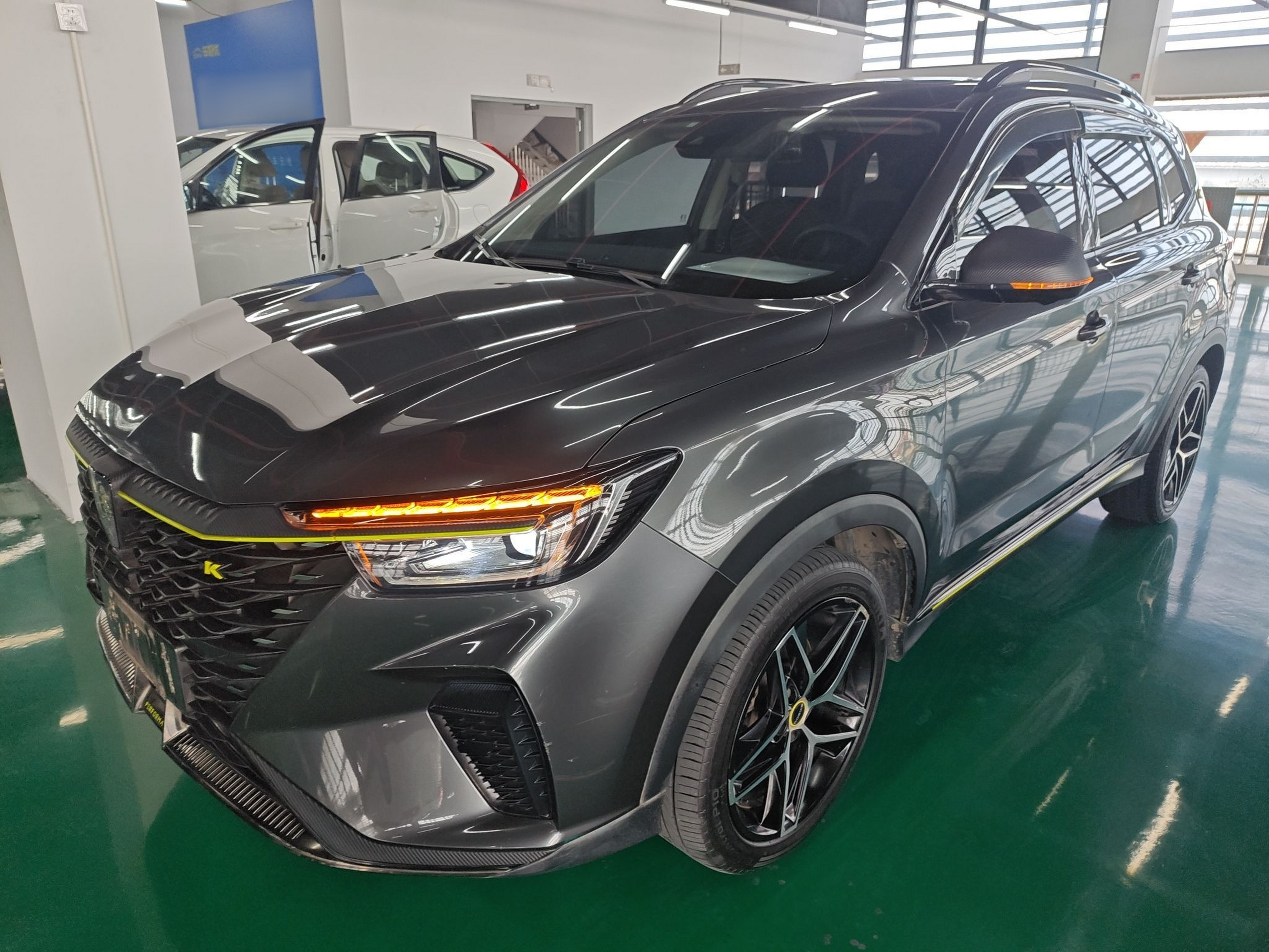 Под передней частью автомобиля