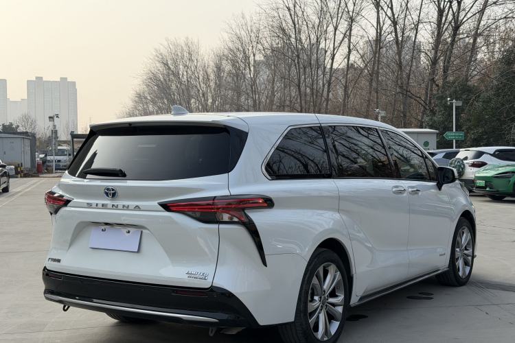 Used Toyota Sienna 2023 2.5L Hybrid Deluxe Edition
