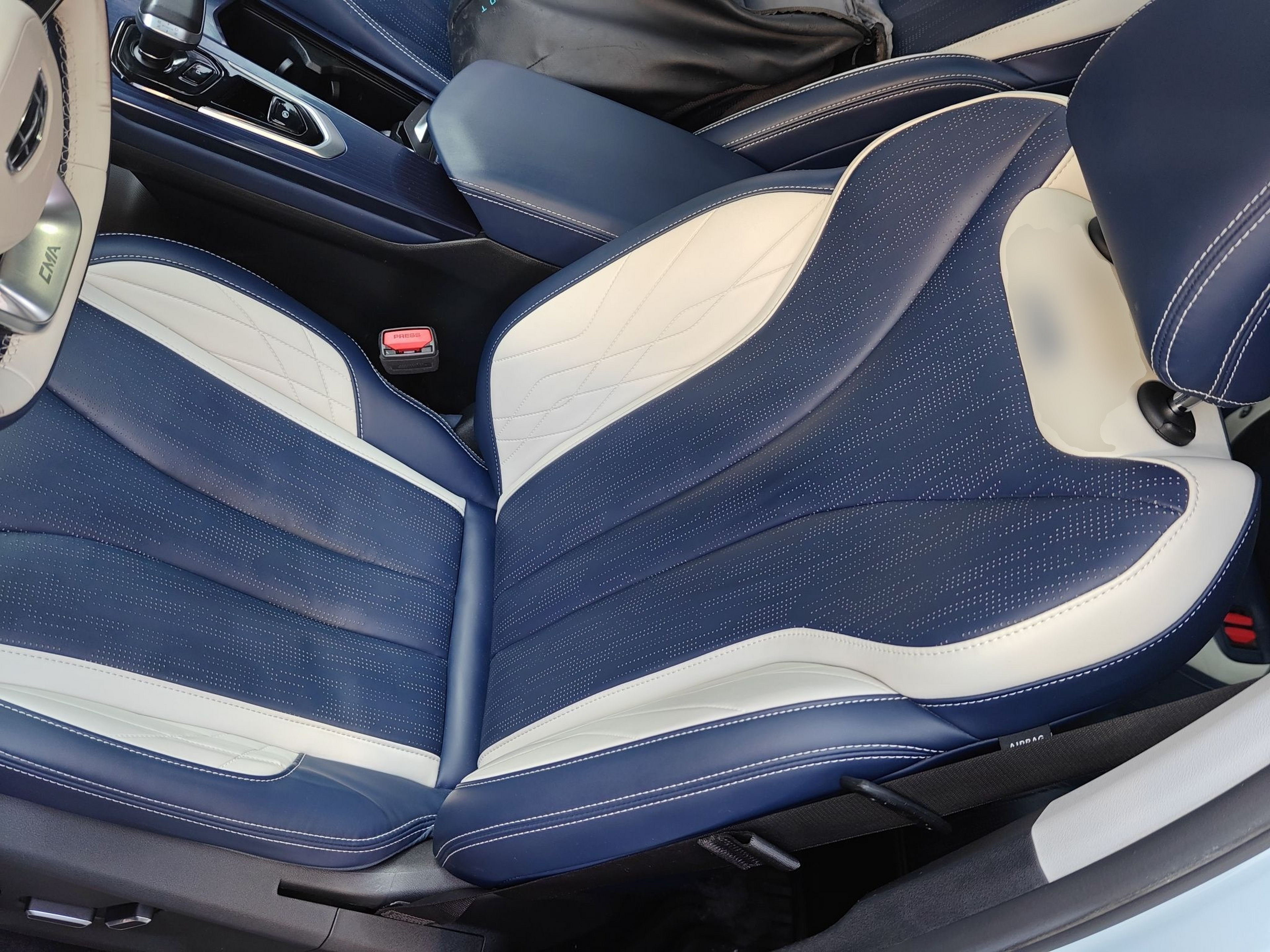 Переднее сиденье в автомобиле