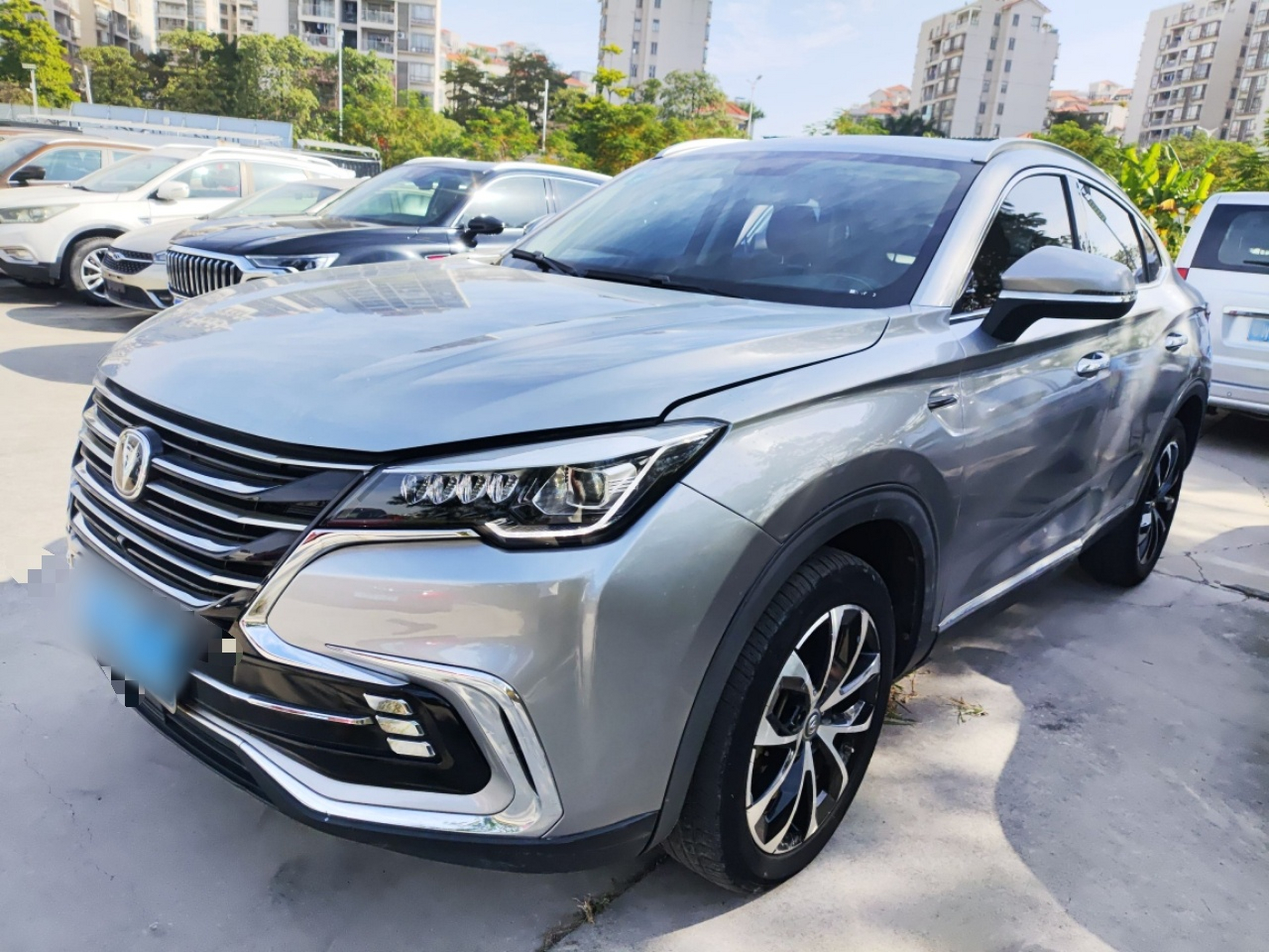 Под передней частью автомобиля