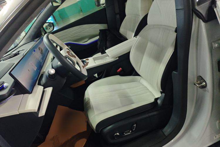 Used  E8 2024 550 km Range Rear-Drive MAX
