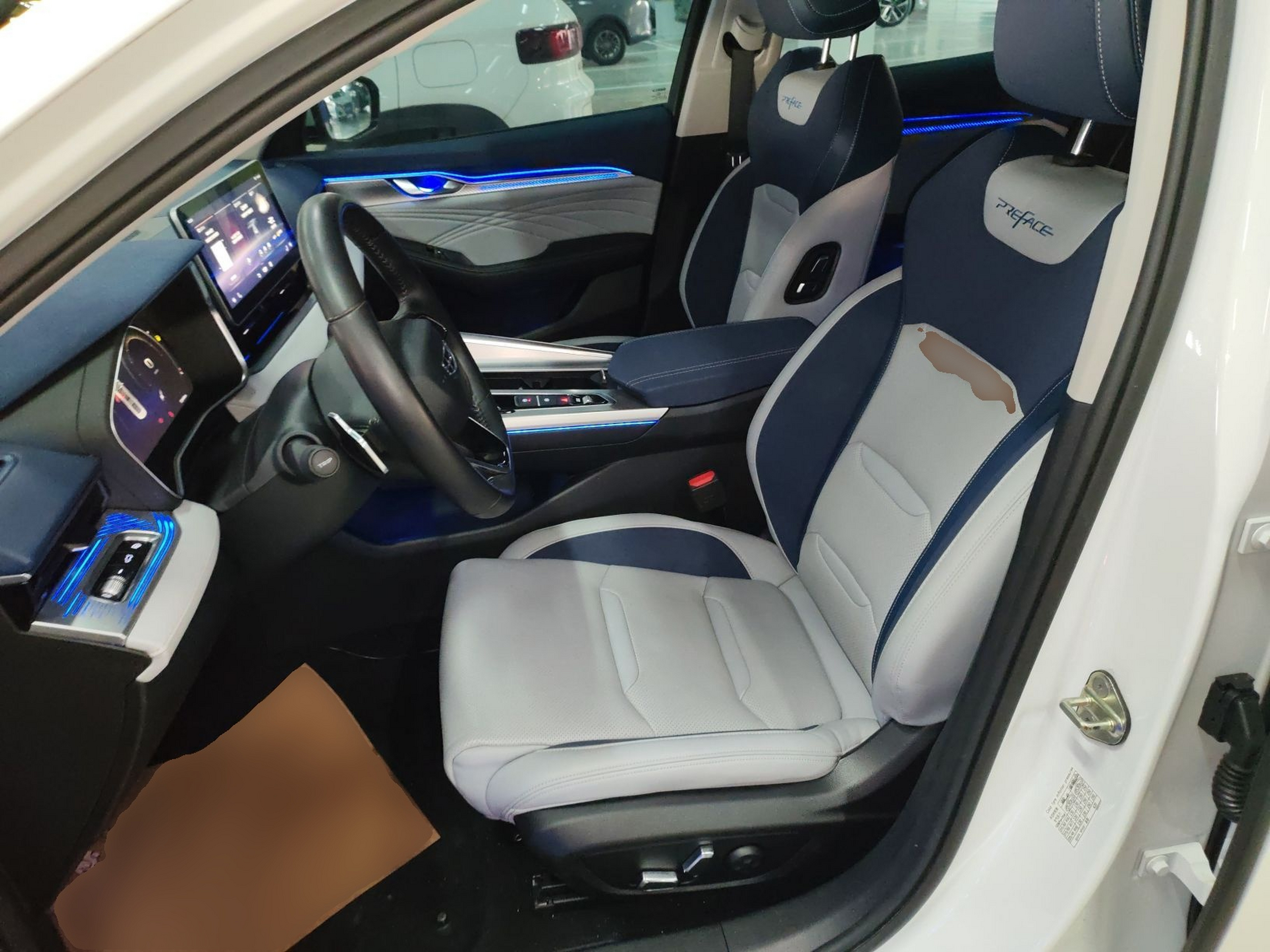 المقاعد الأمامية داخل السيارة