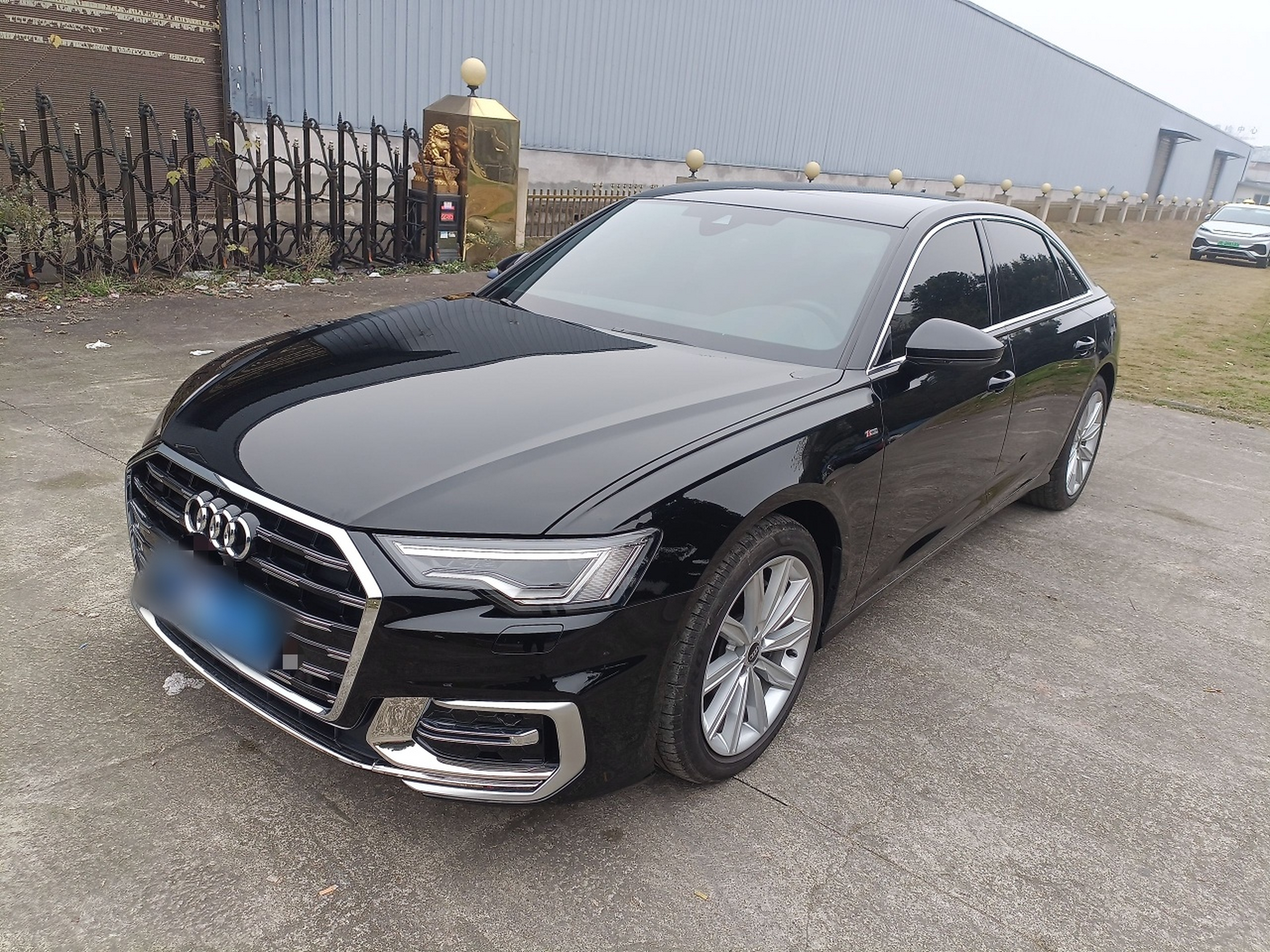 Под передней частью автомобиля