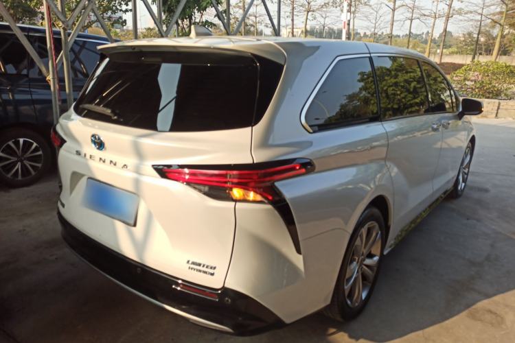 Used Toyota Sienna 2023 2.5L Hybrid Deluxe Edition