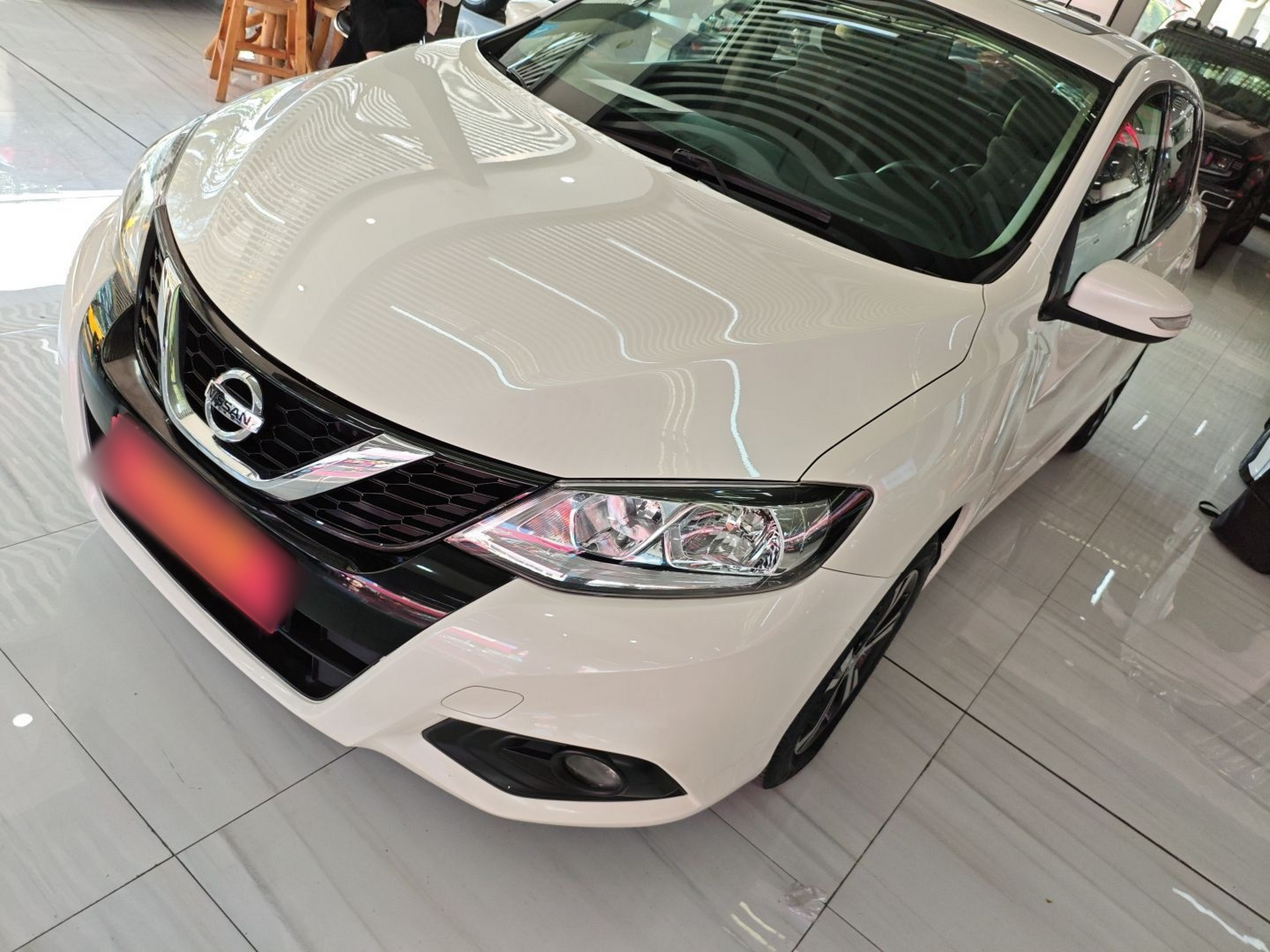 تحت مقدمة السيارة