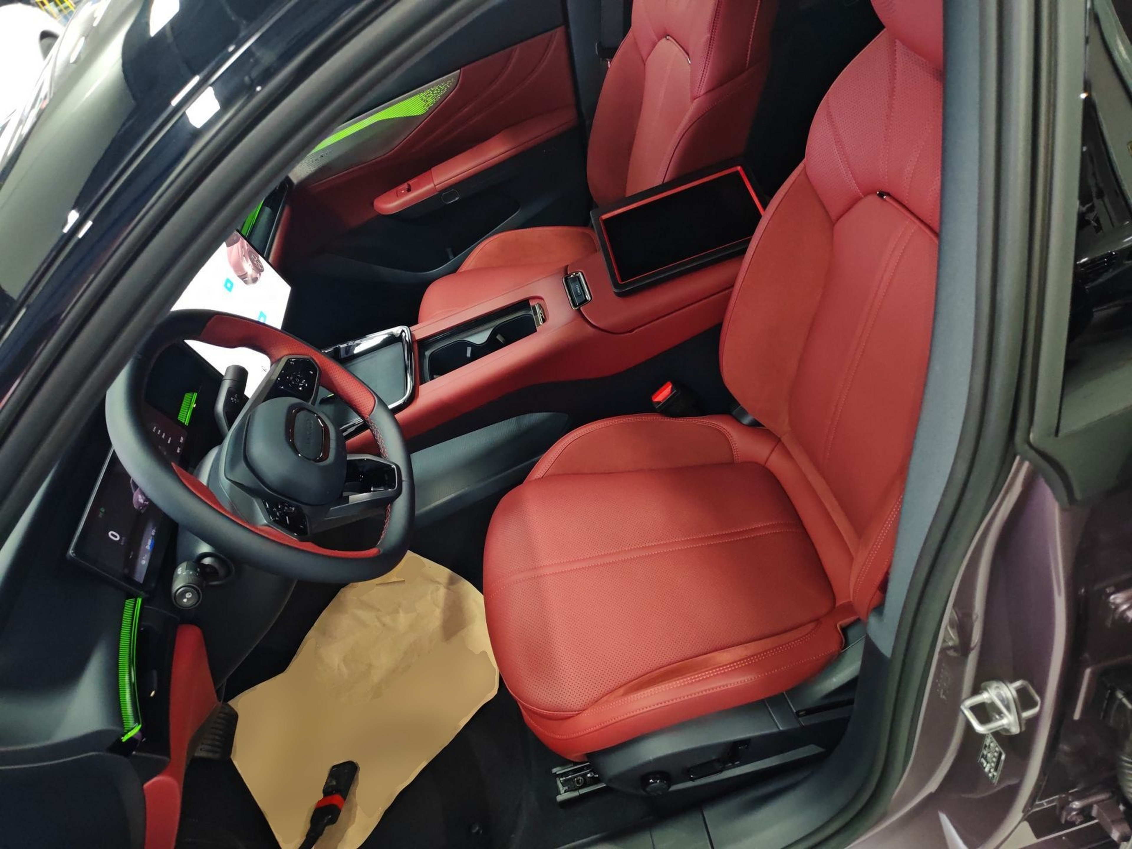 المقاعد الأمامية داخل السيارة