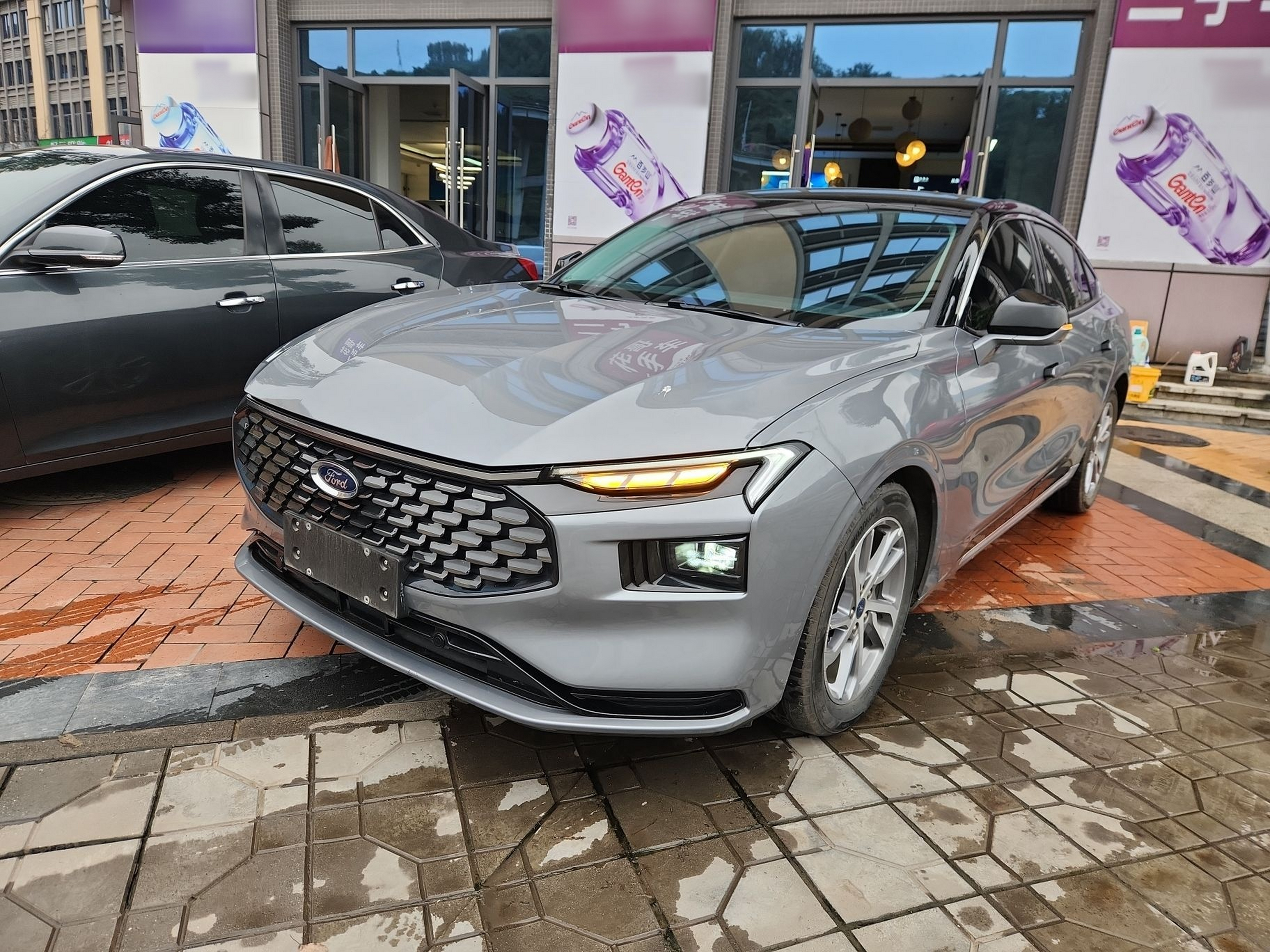 Под передней частью автомобиля