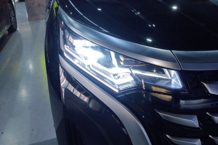 Used Denza D9 2022 DM-i 1040 Prestige Model
