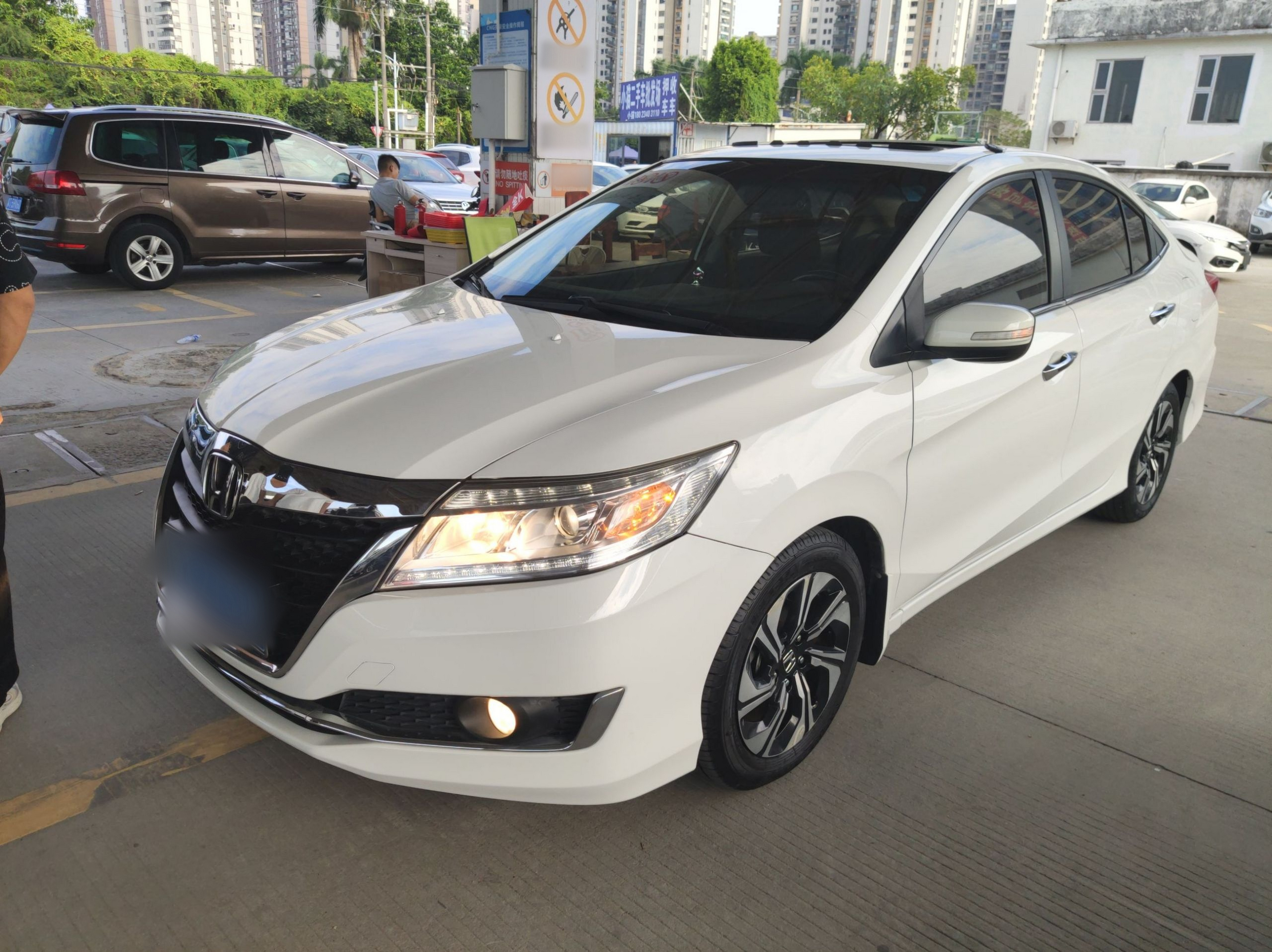 Под передней частью автомобиля