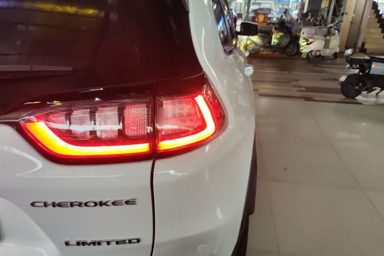 Used Jeep Cherokee 2019 2.0T 2WD Enjoyment Edition China V