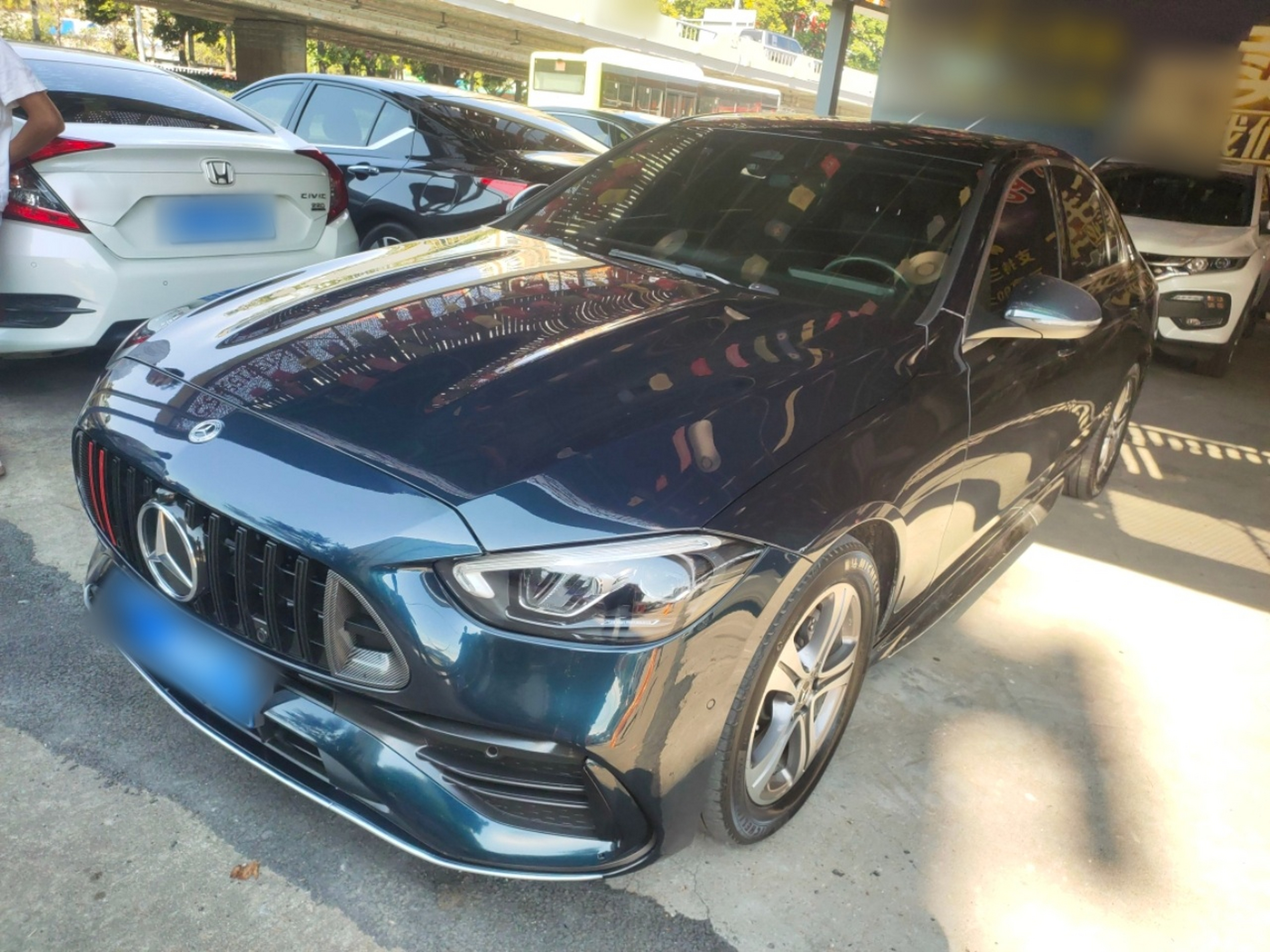 تحت مقدمة السيارة