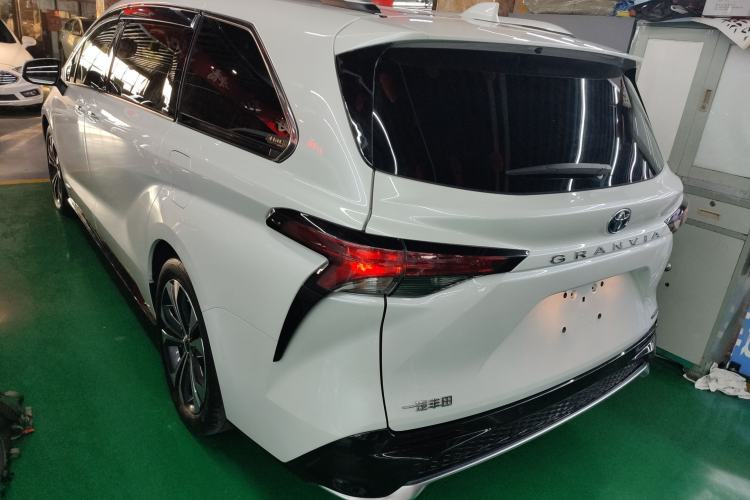 Used Toyota Granvia 2022 2.5L Hybrid Premium Edition