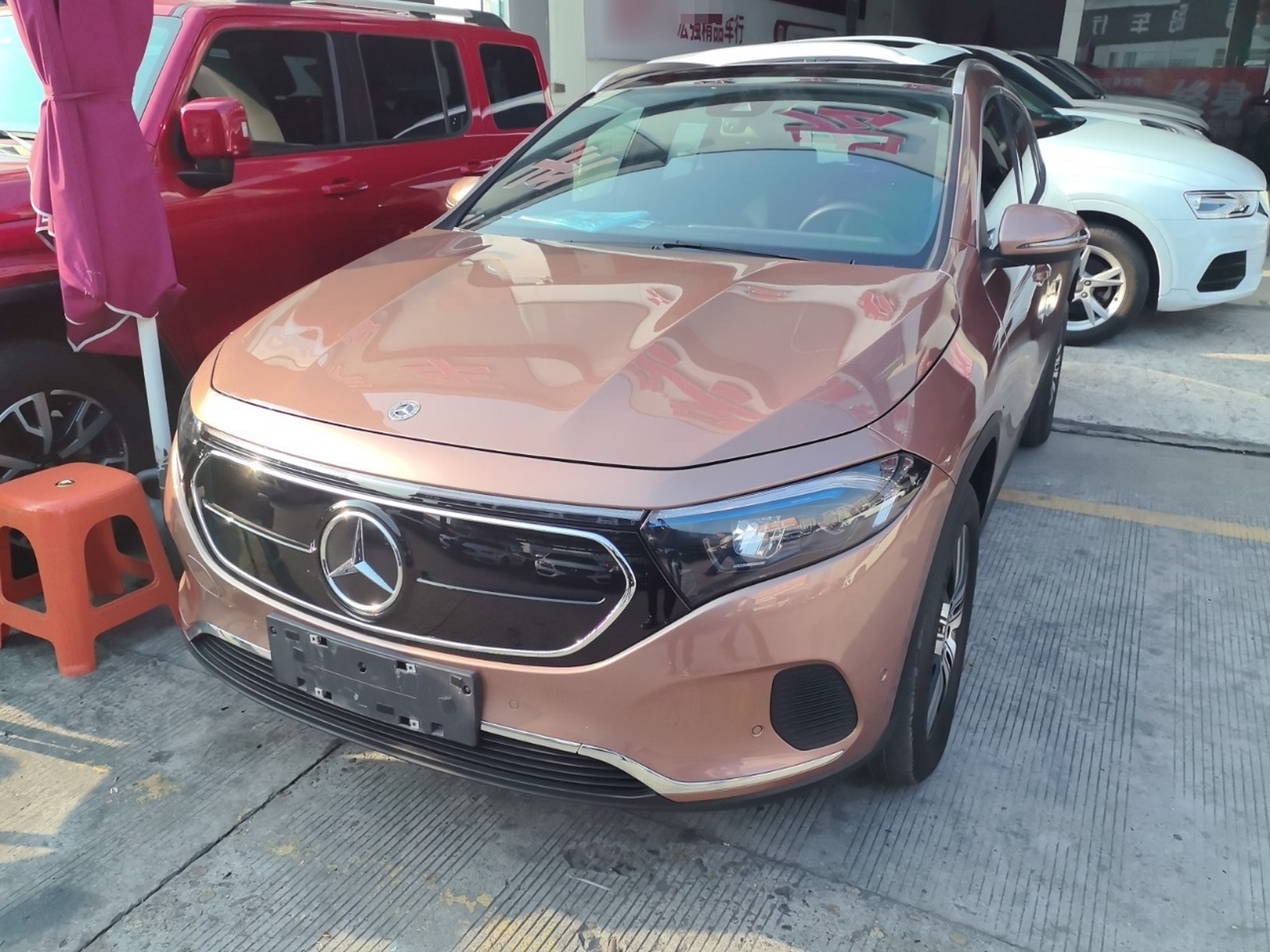 Под передней частью автомобиля