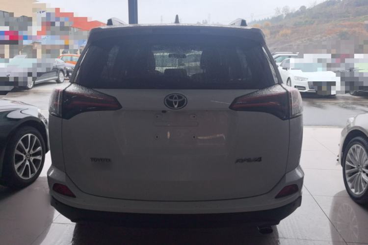 Used Toyota RAV4 2016 2.0L CVT Two-Wheel Drive Fashion Edition China V Standard

