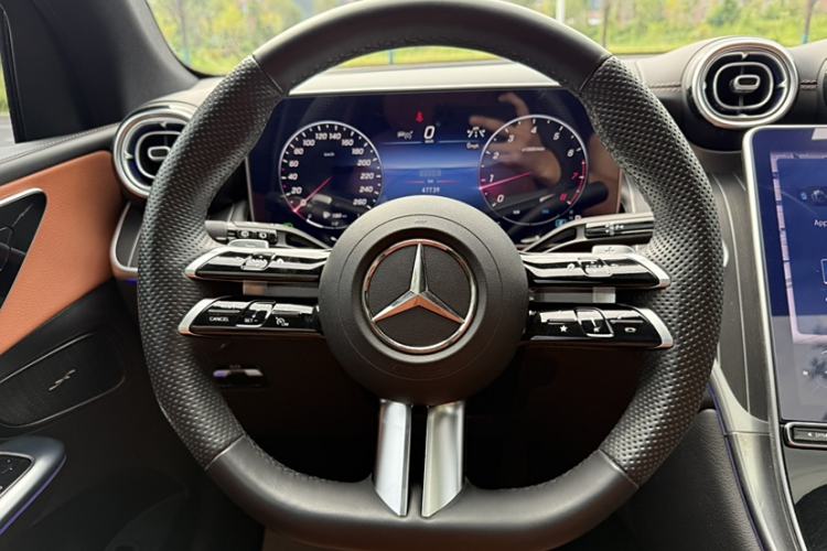 Used Mercedes-Benz GLC 2023 GLC 260 L 4MATIC Luxury Model 5 Seats
