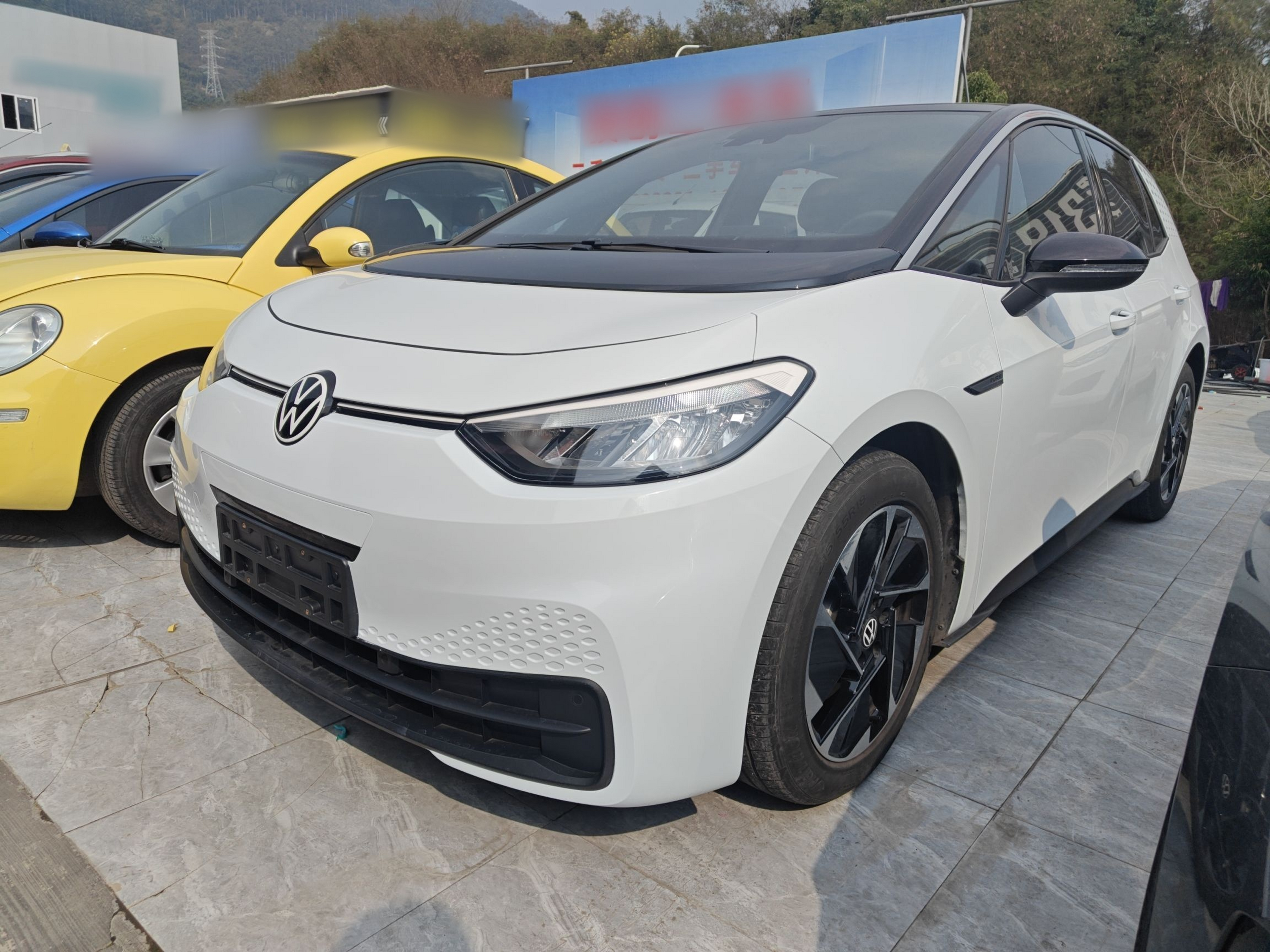 Под передней частью автомобиля