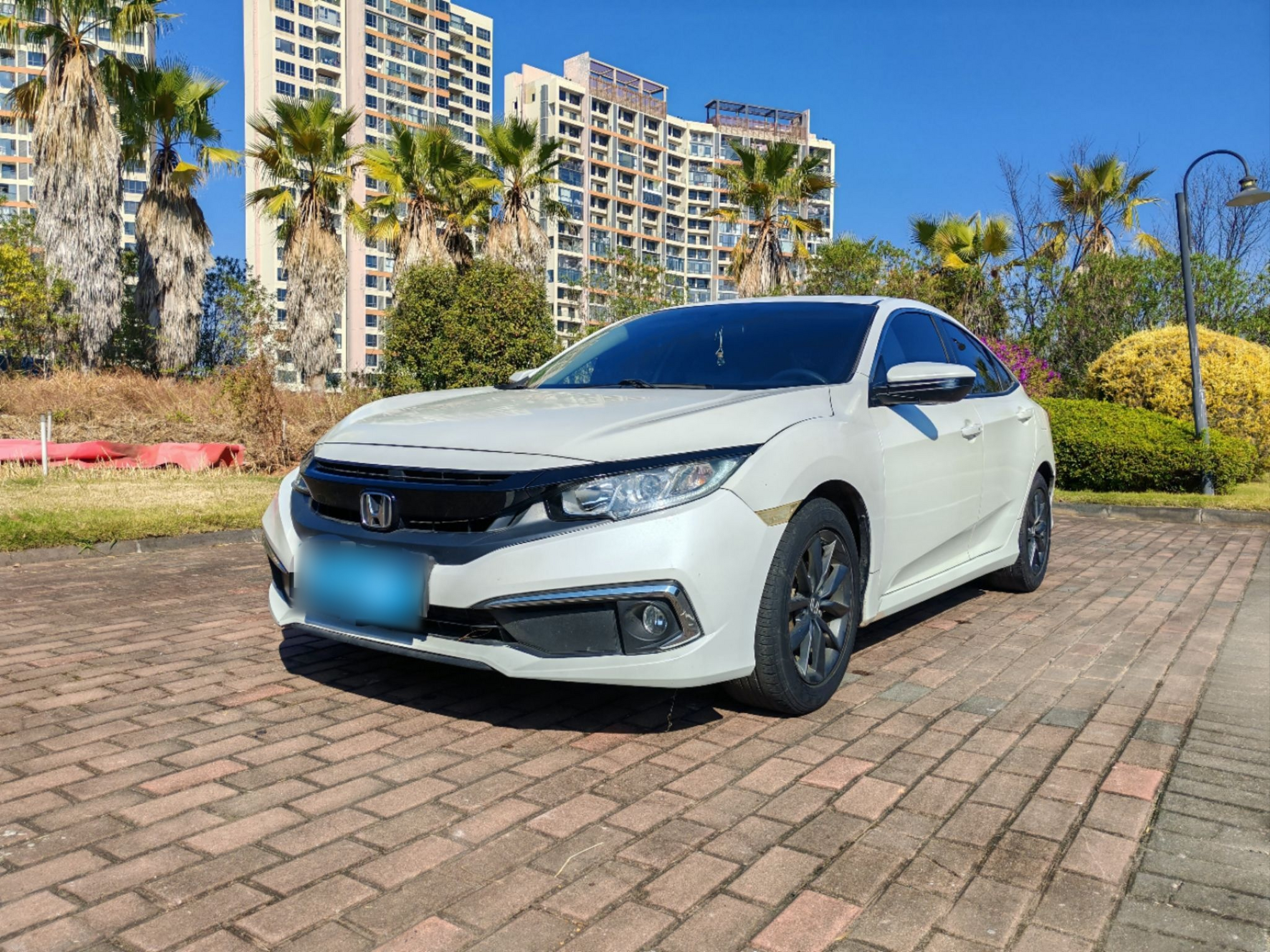 Под передней частью автомобиля