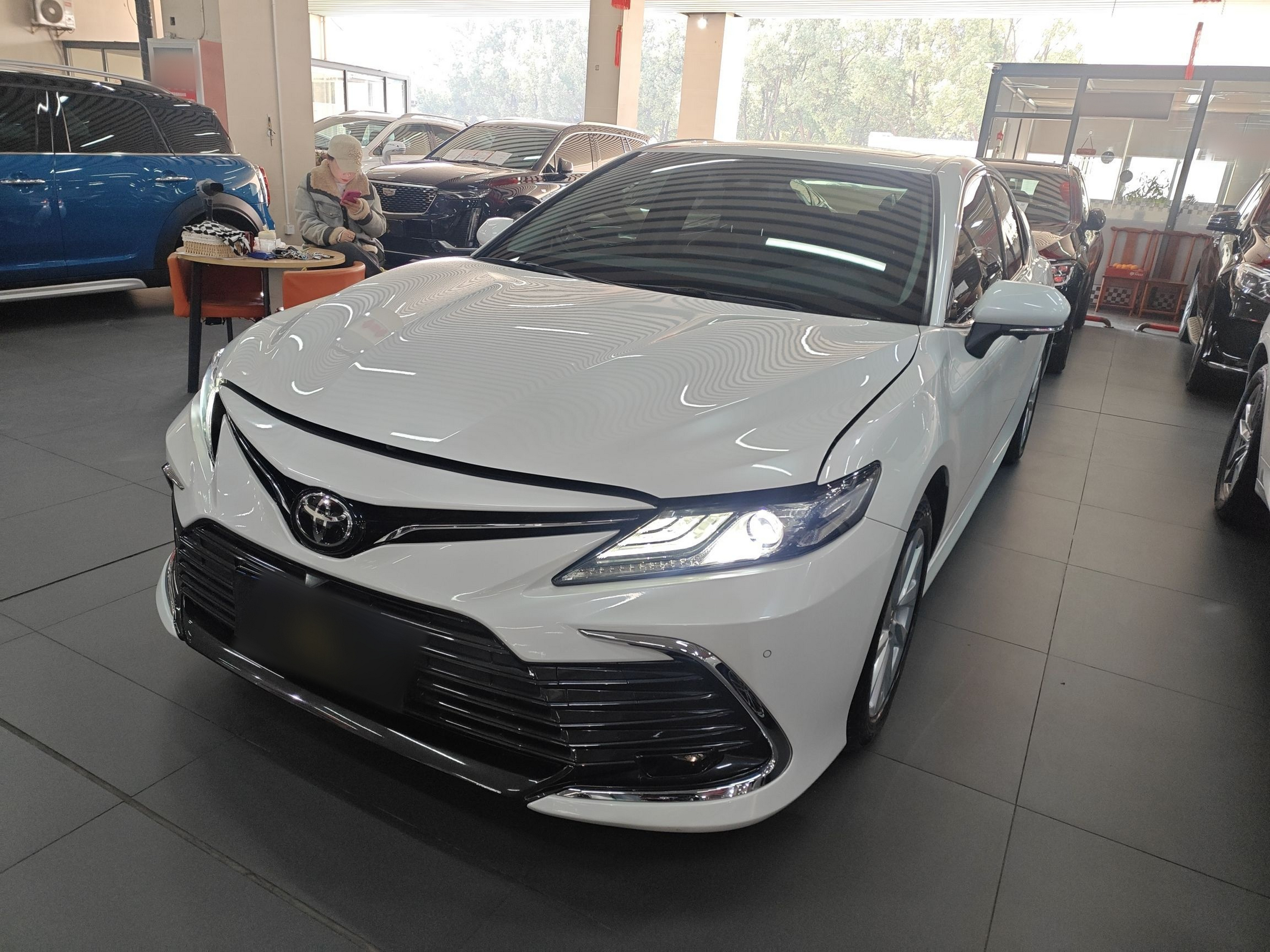 Под передней частью автомобиля