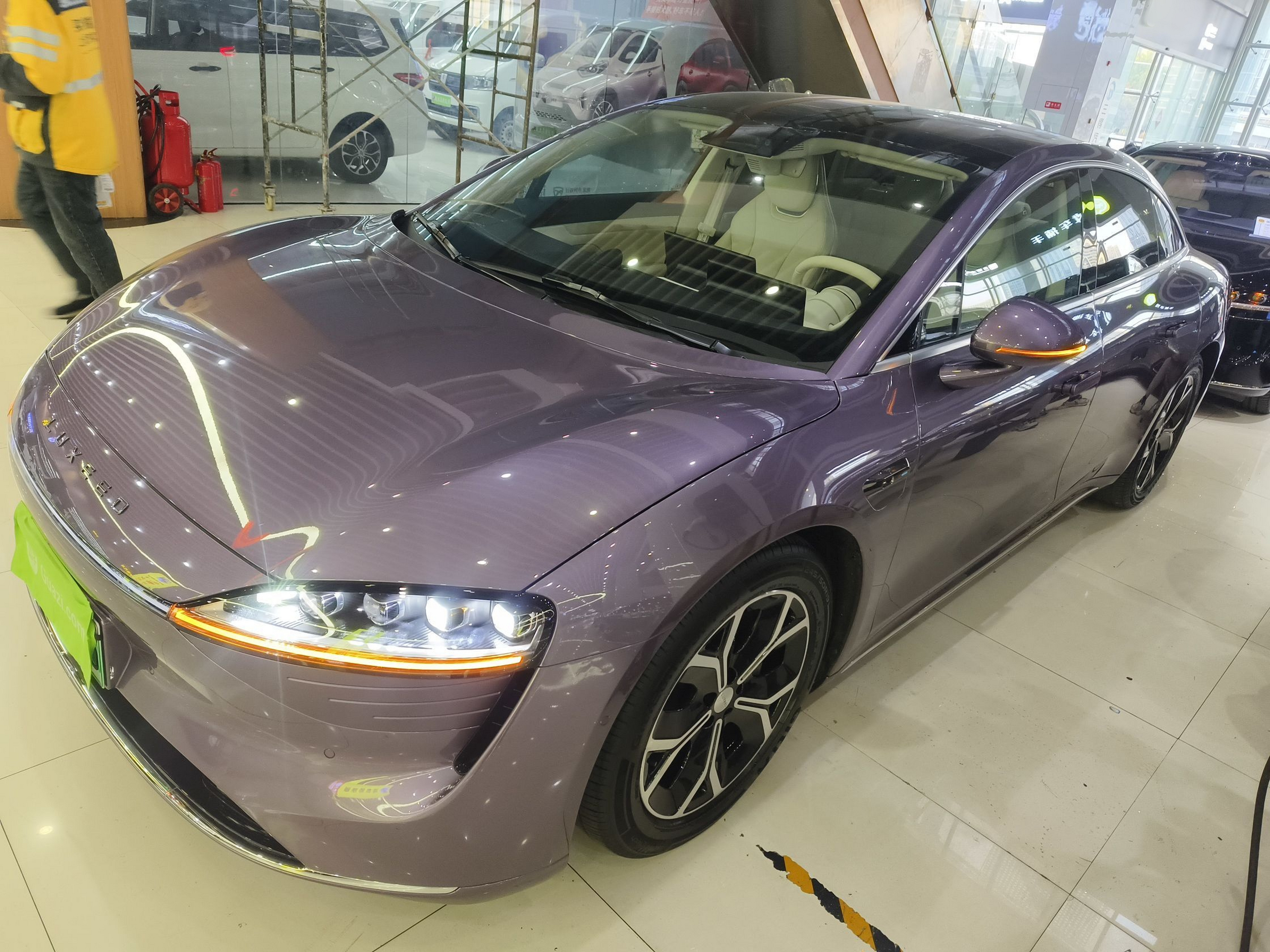 تحت مقدمة السيارة