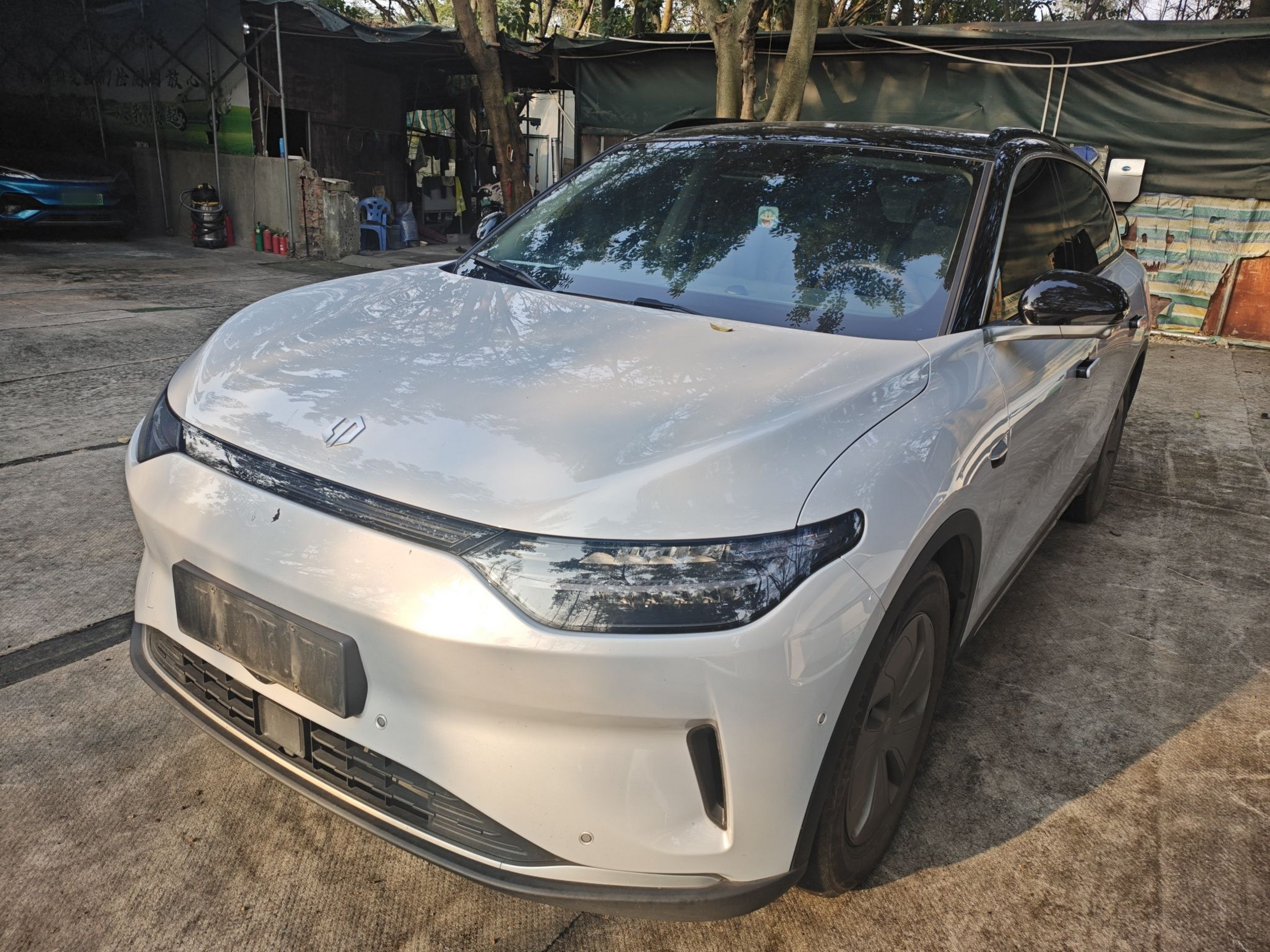 Под передней частью автомобиля