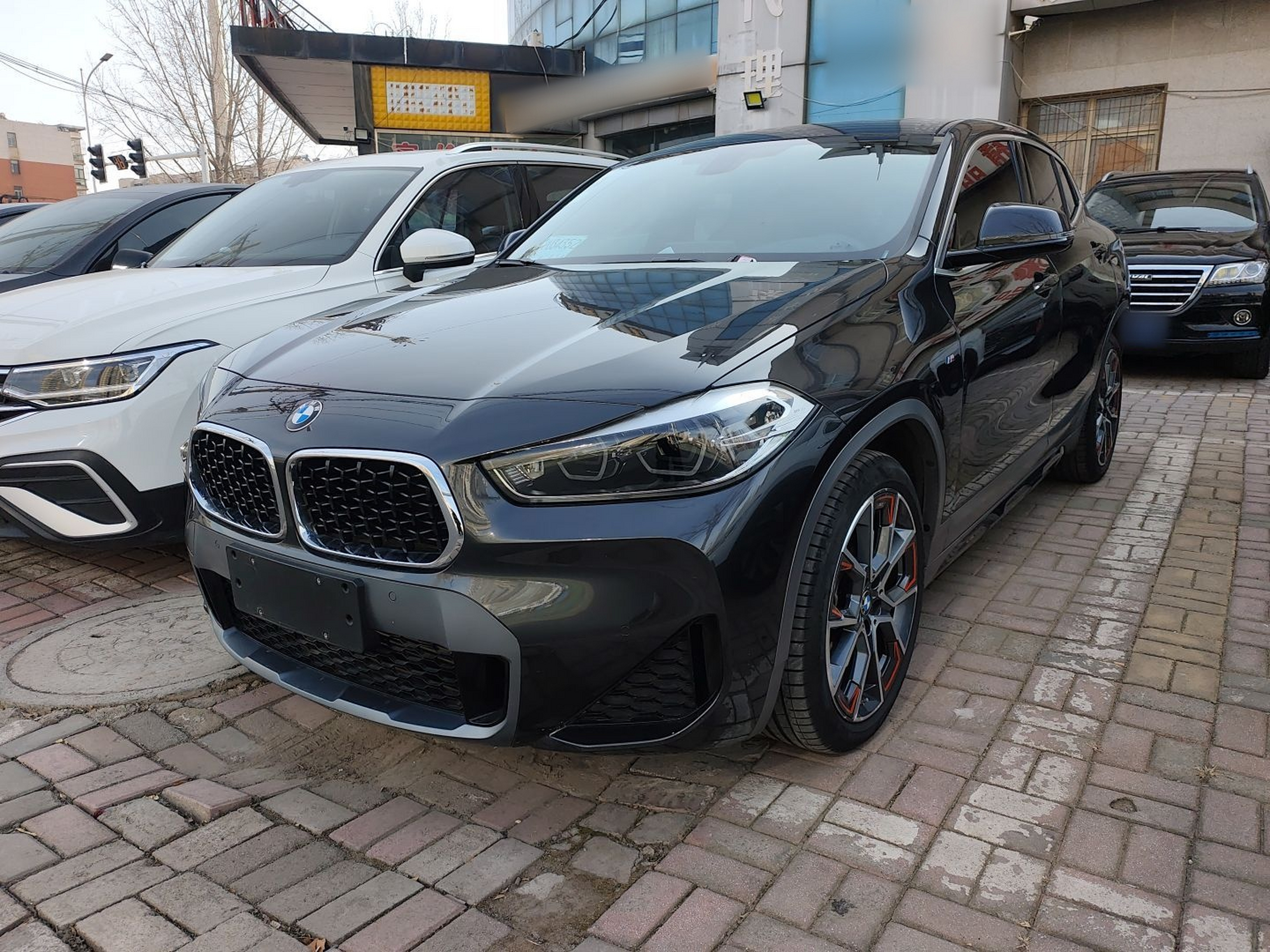 Под передней частью автомобиля