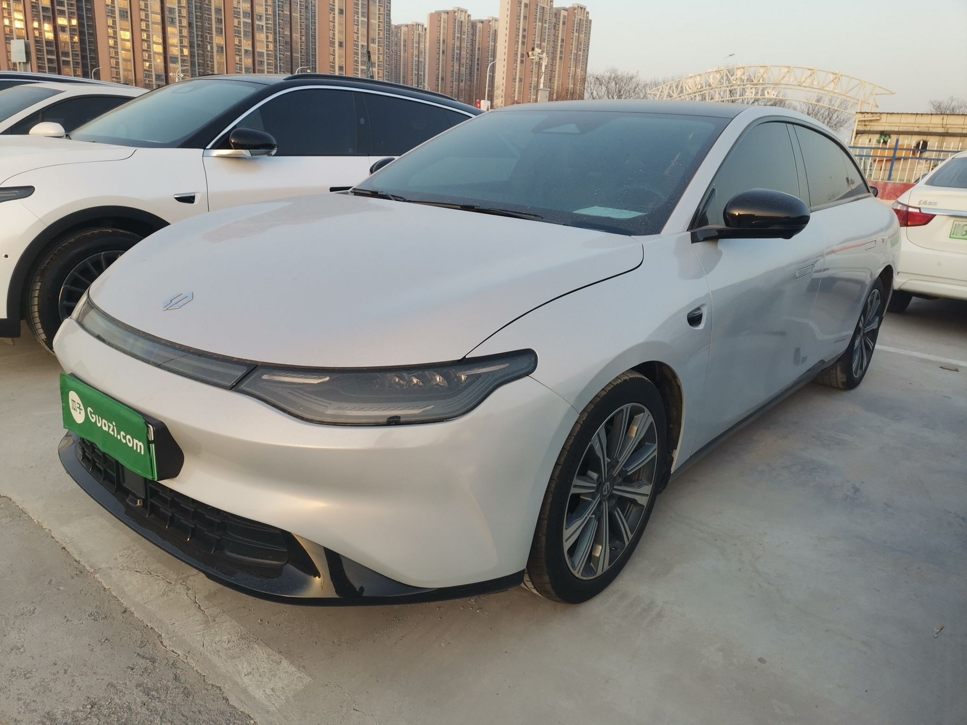 Под передней частью автомобиля