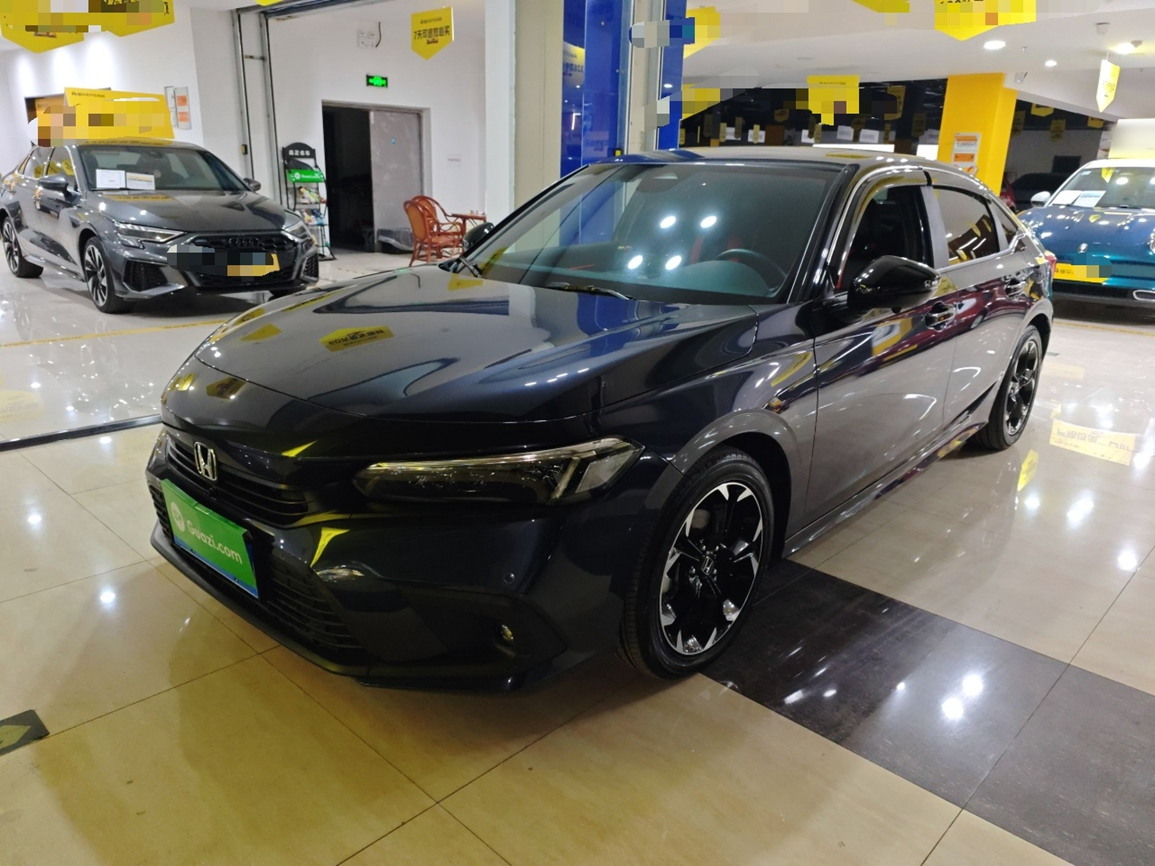 تحت مقدمة السيارة