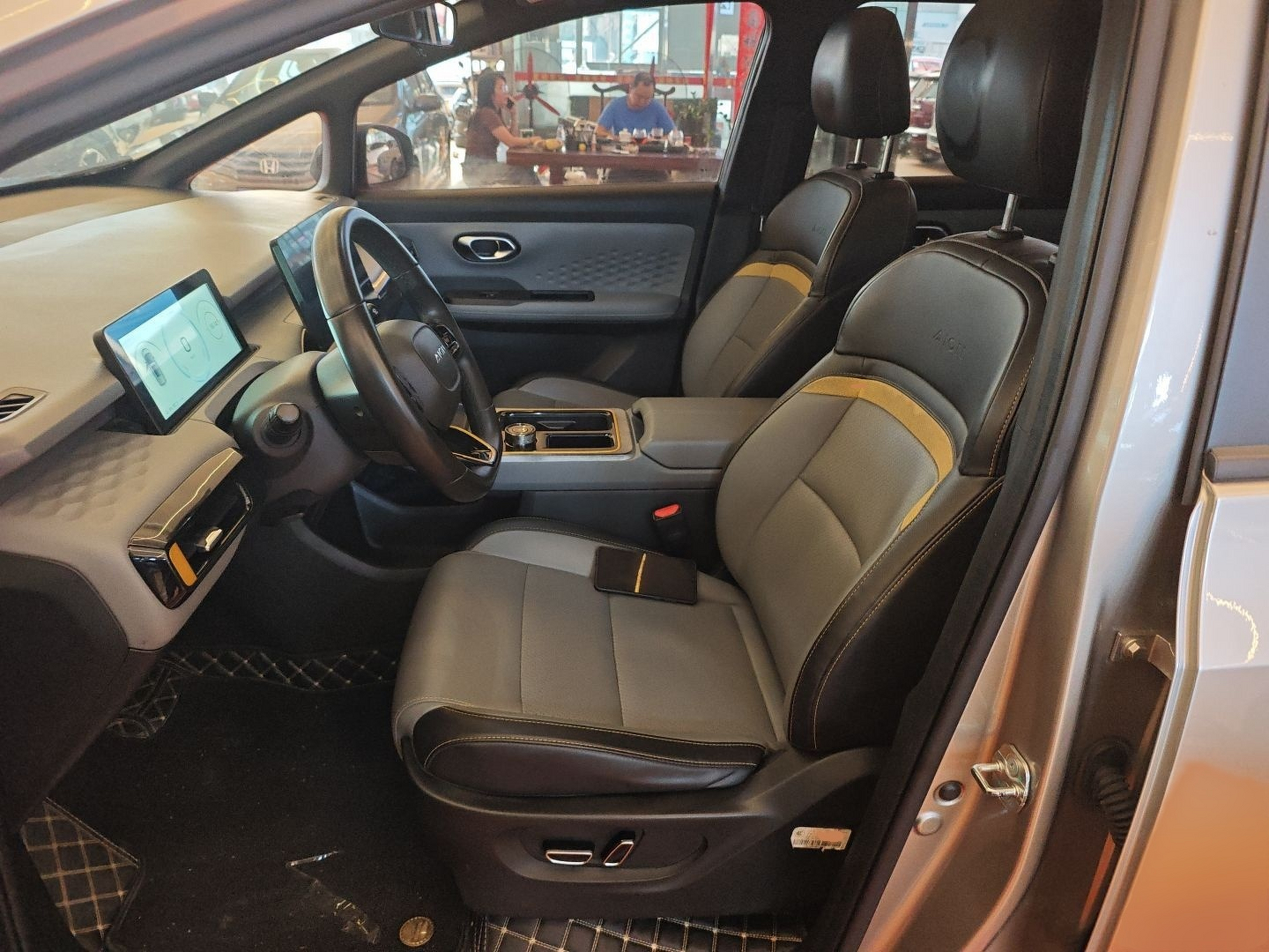 المقاعد الأمامية داخل السيارة