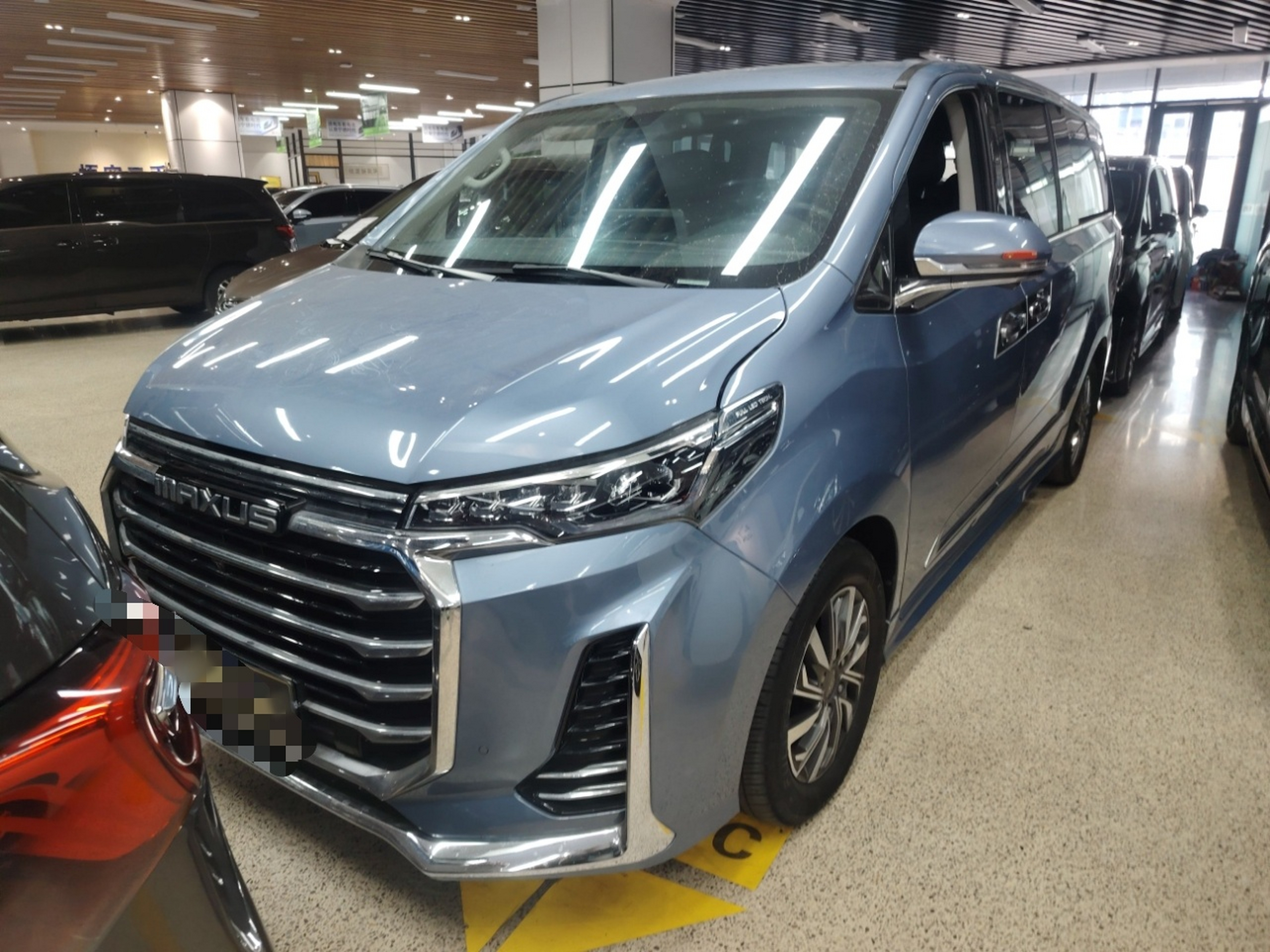 تحت مقدمة السيارة