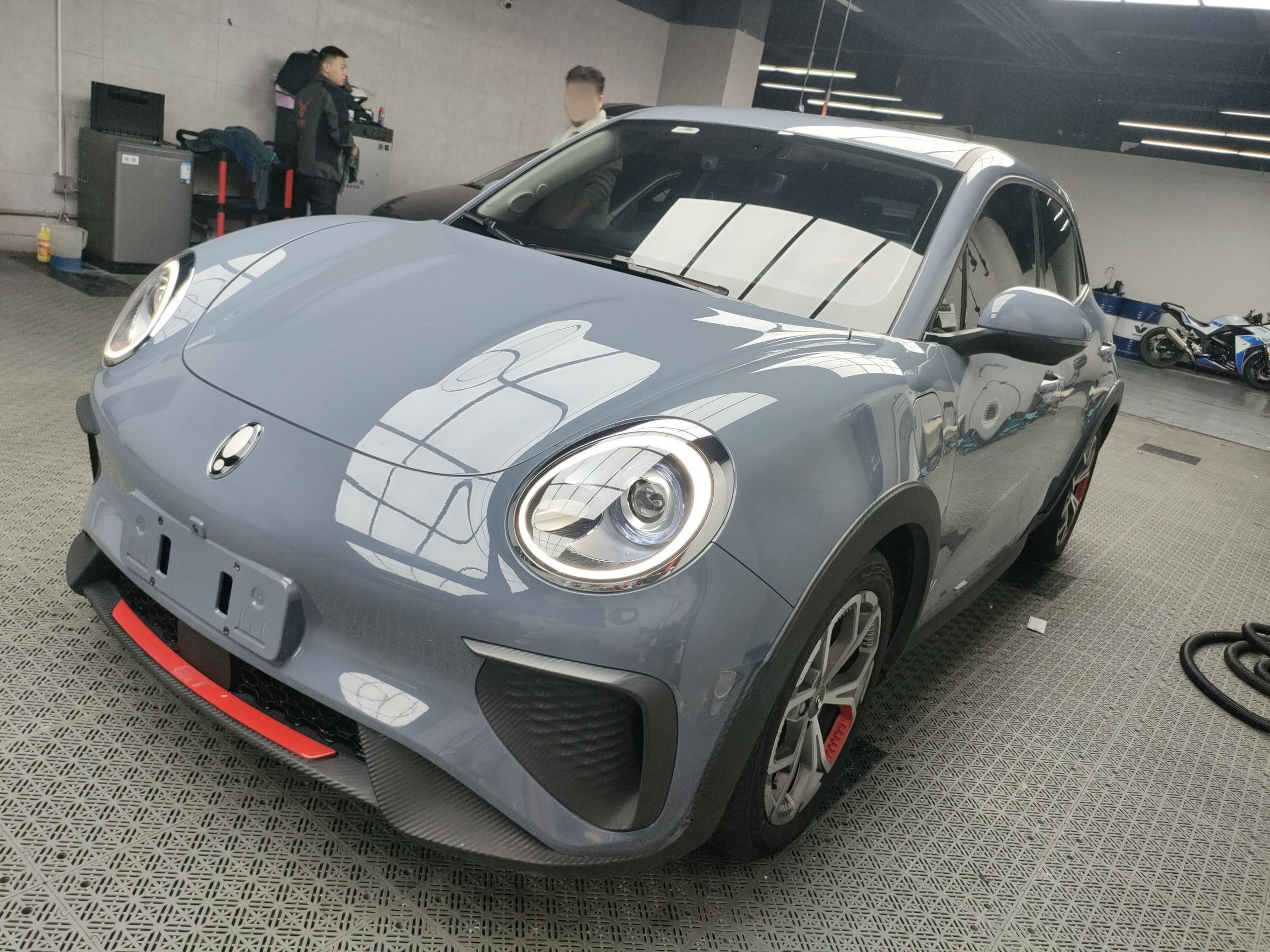 تحت مقدمة السيارة