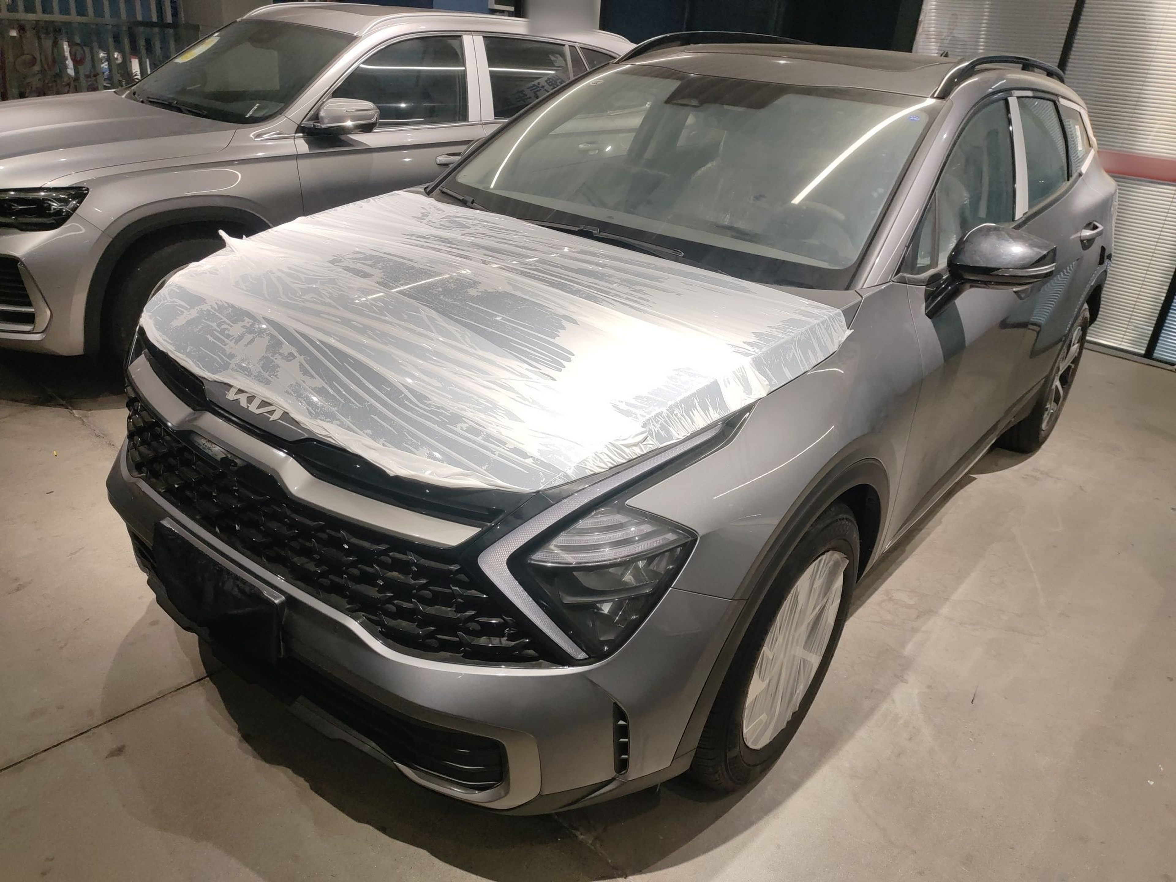 Под передней частью автомобиля