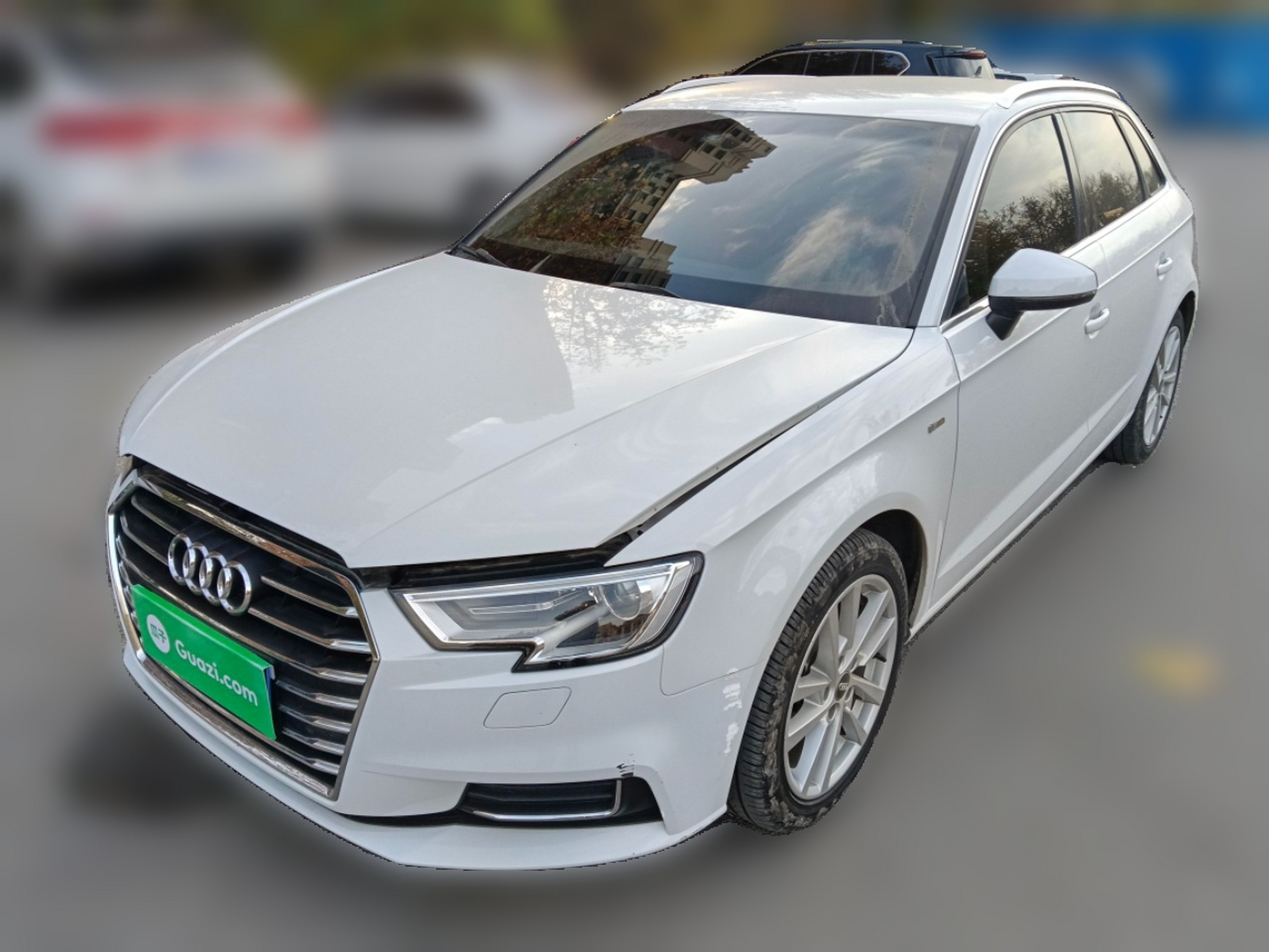 تحت مقدمة السيارة