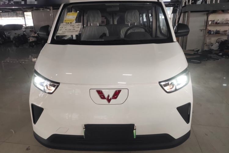 Used Wuling Yangguang 2024 300KM Comfort Version Passenger Van 75kW