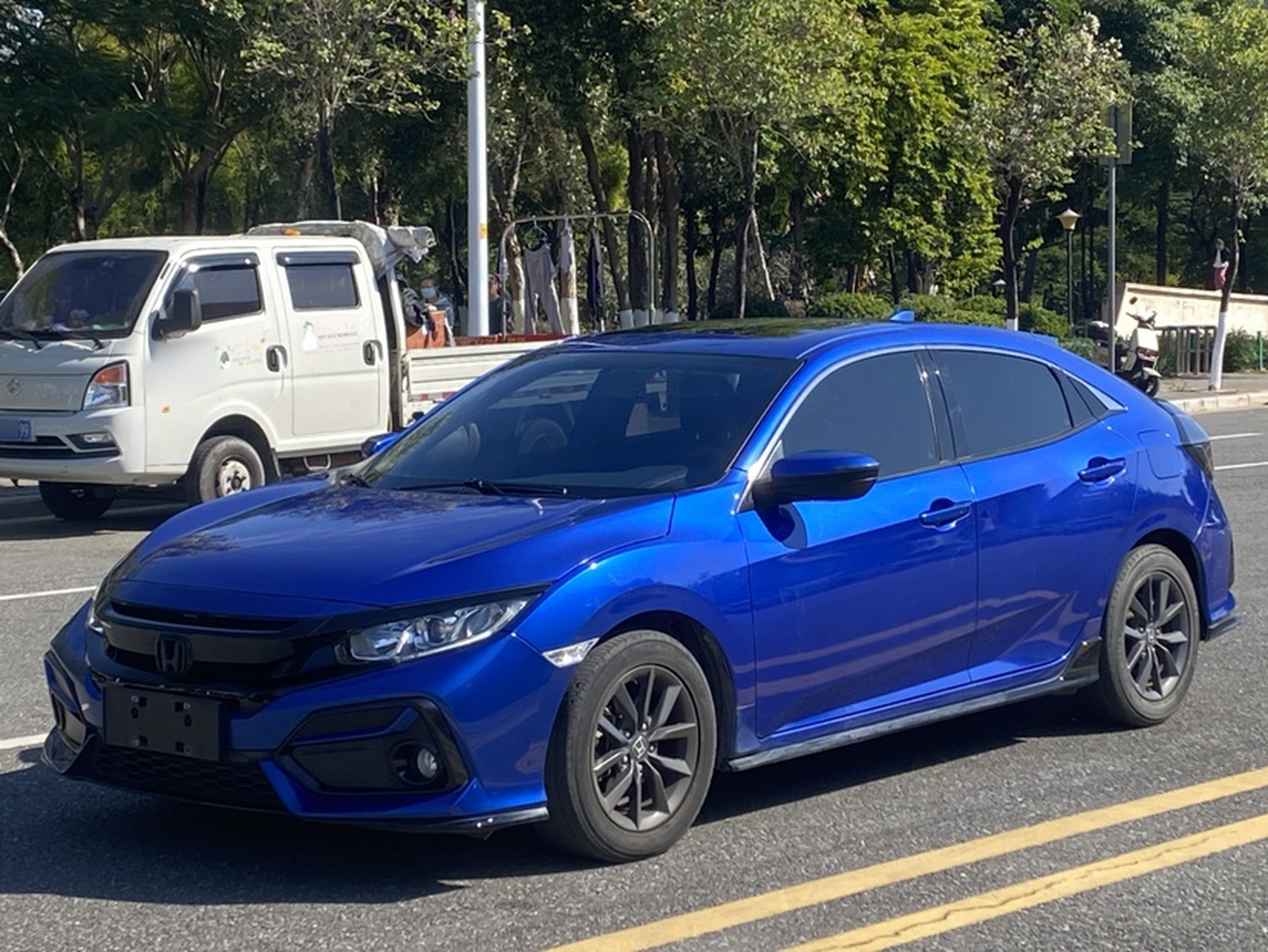 Под передней частью автомобиля